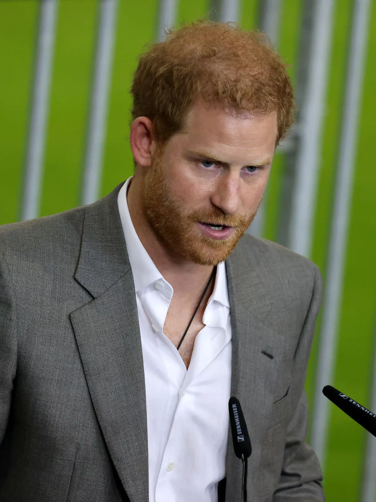 06.09.2022, Nordrhein-Westfalen, Düsseldorf: Der britische Prinz Harry, Herzog von Sussex, spricht auf der Pressekonferenz für die «Invictus Games» 2023. Der Prinz und seine Frau kamen nach Düsseldorf, um für die «Invictus Games» 2023 zu werben, die von Prinz Harry mit ins Leben gerufen wurden. Dabei handelt es sich um paralympische Wettkämpfe für Soldaten, die im Krieg verletzt wurden. Foto: Oliver Berg/dpa +++ dpa-Bildfunk +++
