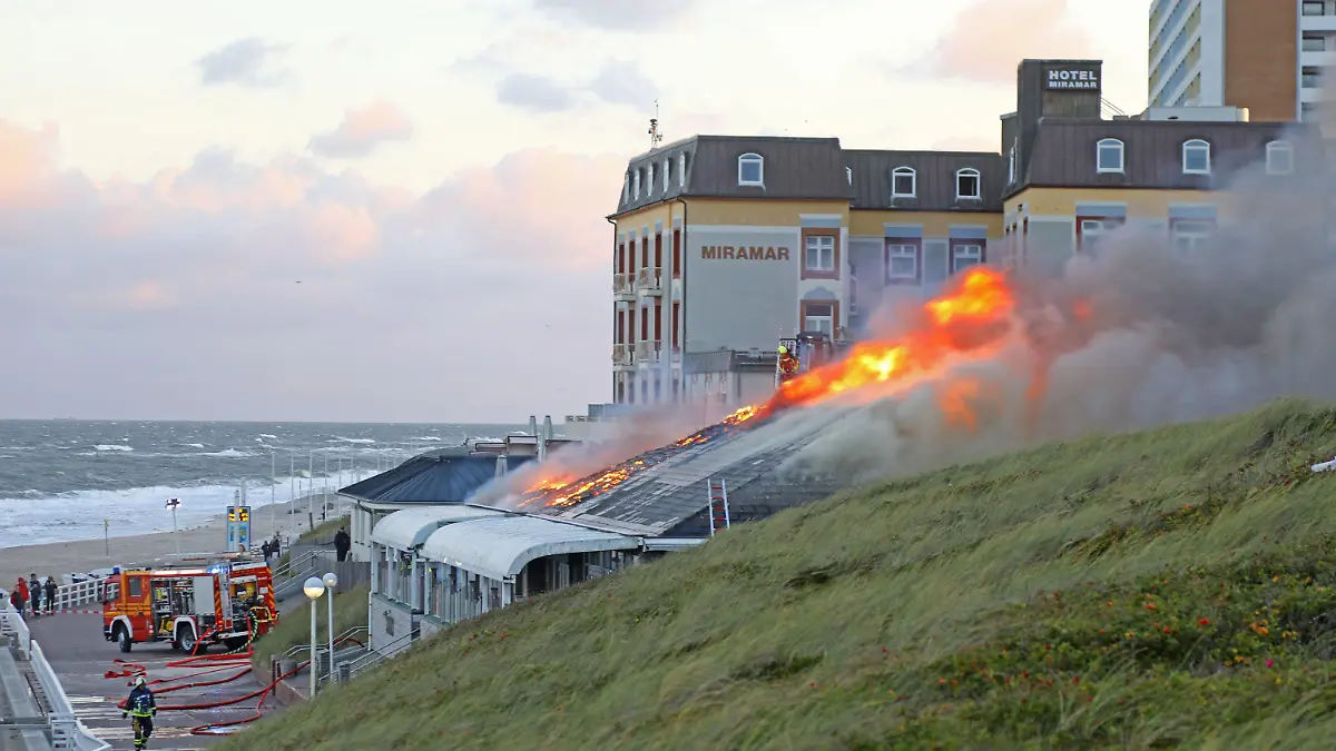 15.09.2022, Schleswig-Holstein, Westerland: Feuerwehrleute im Einsatz bei der Bekämpfung eines Brands auf Sylt. (zu dpa «Restaurant auf Promenade in Westerland niedergebrannt») Foto: Georg Supanz/dpa +++ dpa-Bildfunk +++