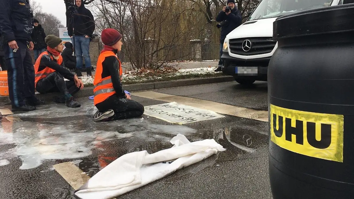In München wollten sich Klima-Aktivisten auf einer Straße festkleben.