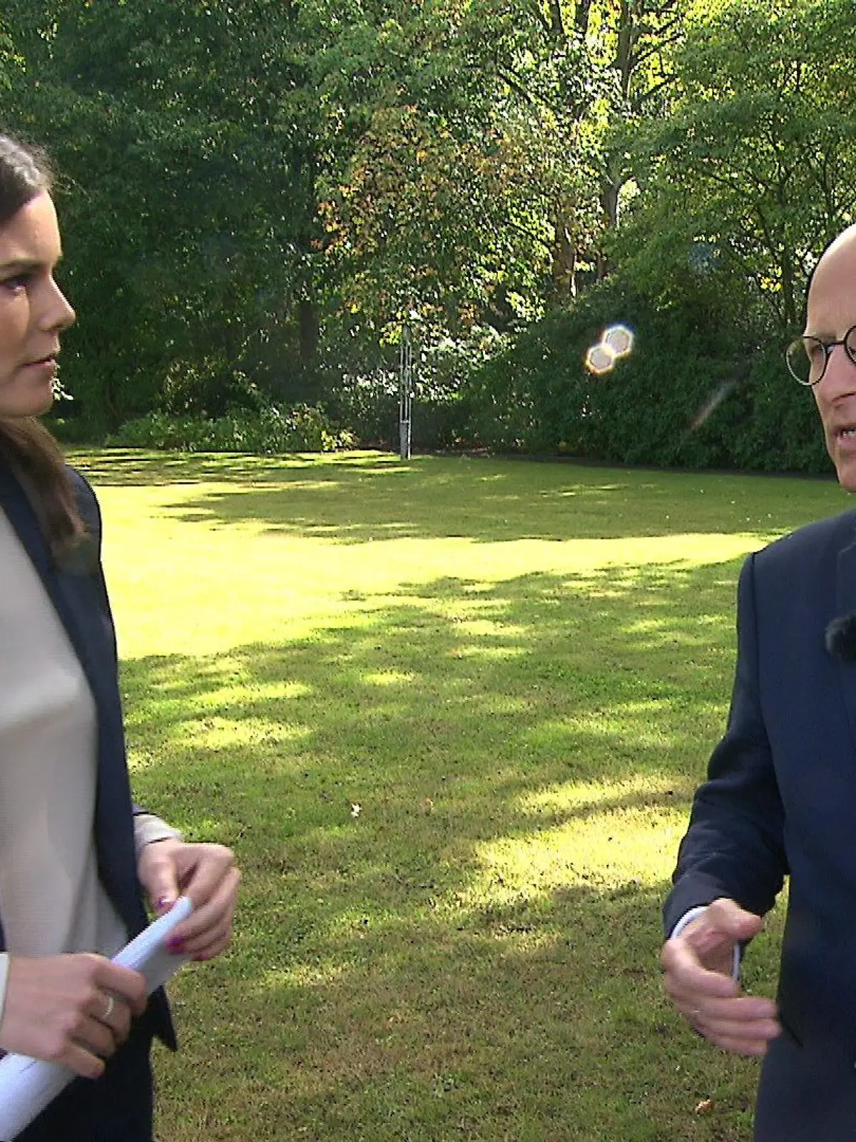 Hamburgs Erster Bürgermeister Peter Tschentscher (SPD) im Gespräch mit RTL Nord-Moderatorin Linda Mürtz.
