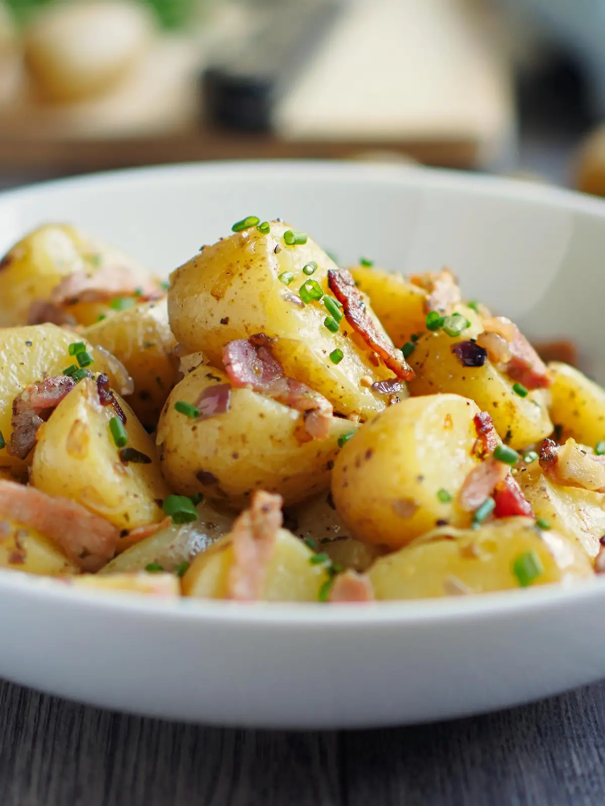 Crunchy Kartoffelsalat mit Joghurt und Bacon.