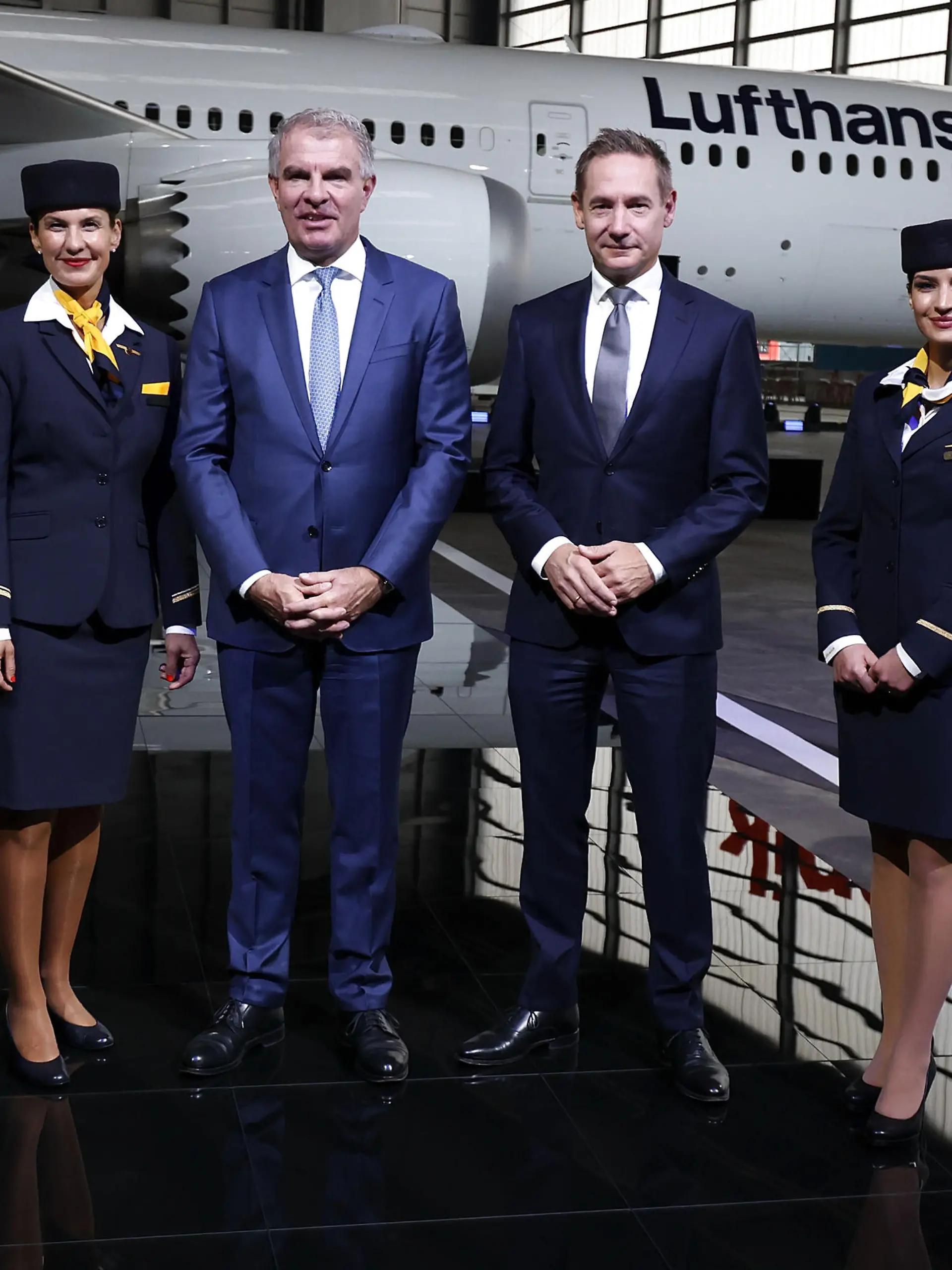 Frankfurt am Main am 14.Oktober 2022, xjfx Lufthansa Roll-in Event Boeing 787 -9 Berlin v.l., Jens Ritter (CEO von Lufthansa Airlines) und Carsten Spohr (Vorstandsvorsitzender der Deutschen Lufthansa), mit Crew, im Hintergrund sieht man die erste Lufthansa 787, Die D-ABPA #HelloPapaAlpha