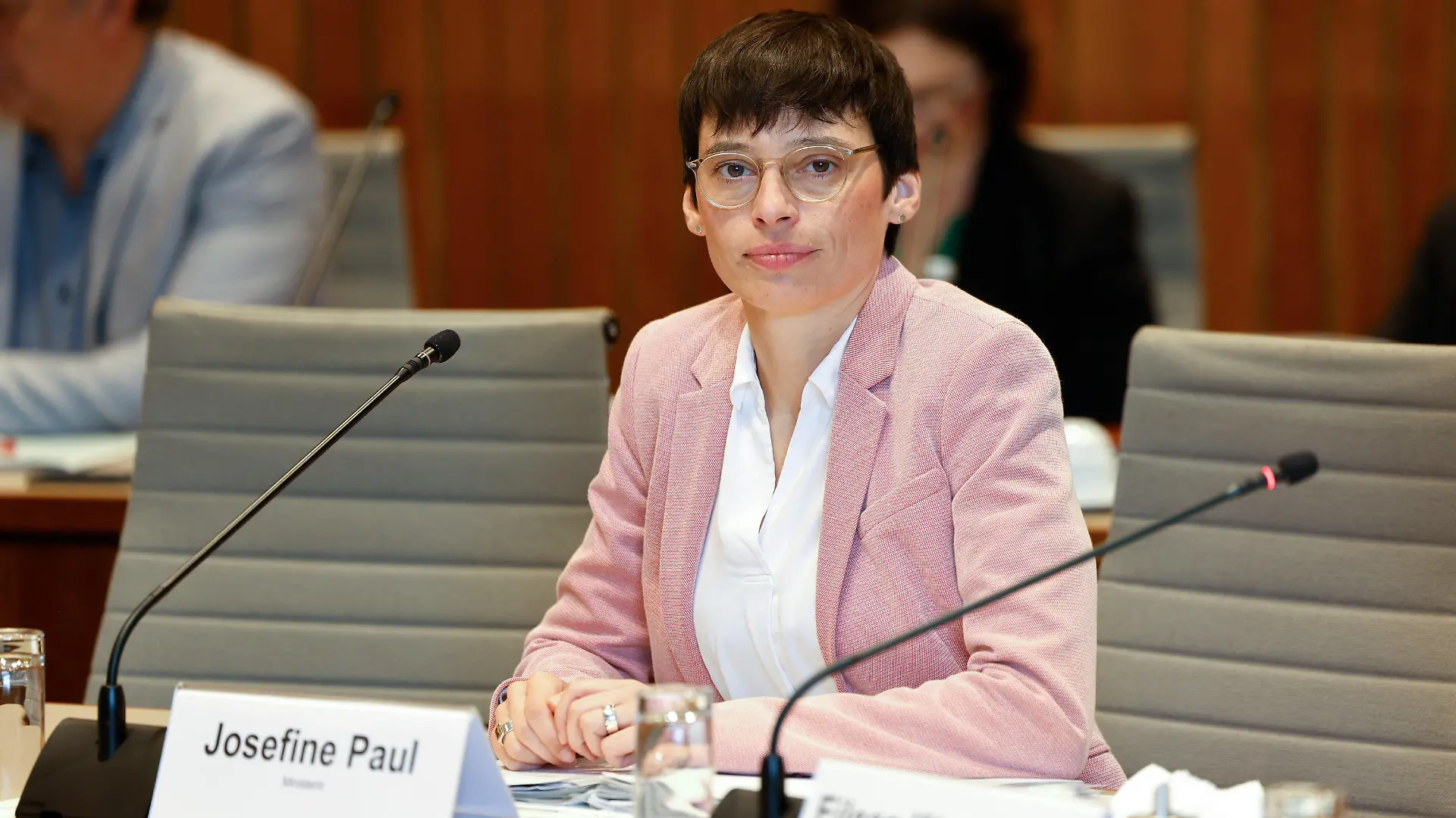15.09.2022, Nordrhein-Westfalen, Düsseldorf: Familienministerin Josefine Paul (Grüne) sitzt in einem Saal des Landtags bevor die konstituierende Sitzung des Fachausschusses für Familie, Kinder und Jugend beginnt. Foto: Thomas Banneyer/dpa +++ dpa-Bildfunk +++