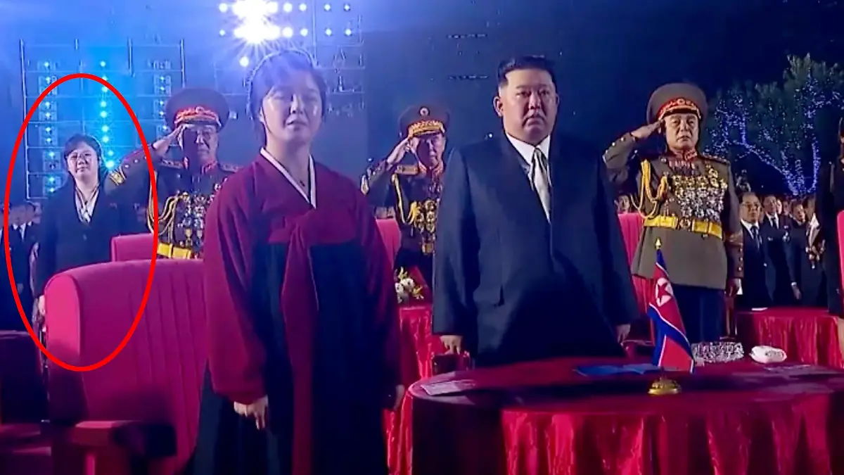 Wer ist die Frau in schwarzer Kleidung hinter Kim?