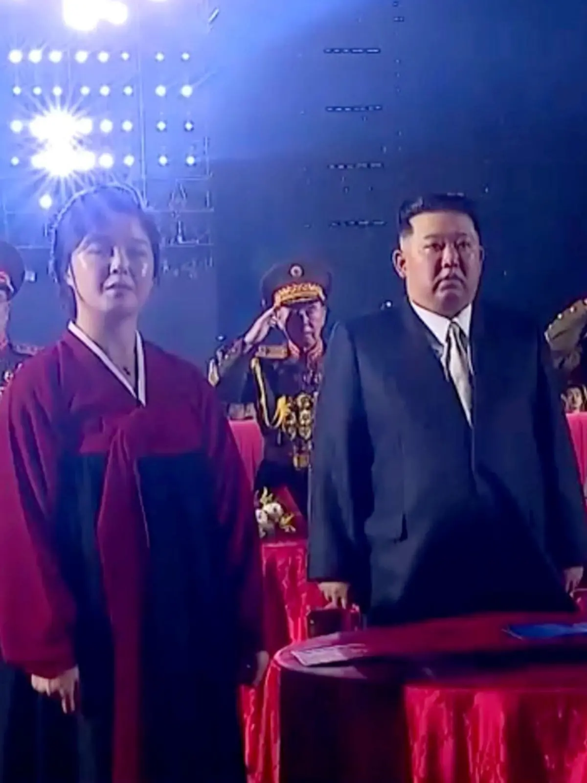 Wer ist die Frau in schwarzer Kleidung hinter Kim?