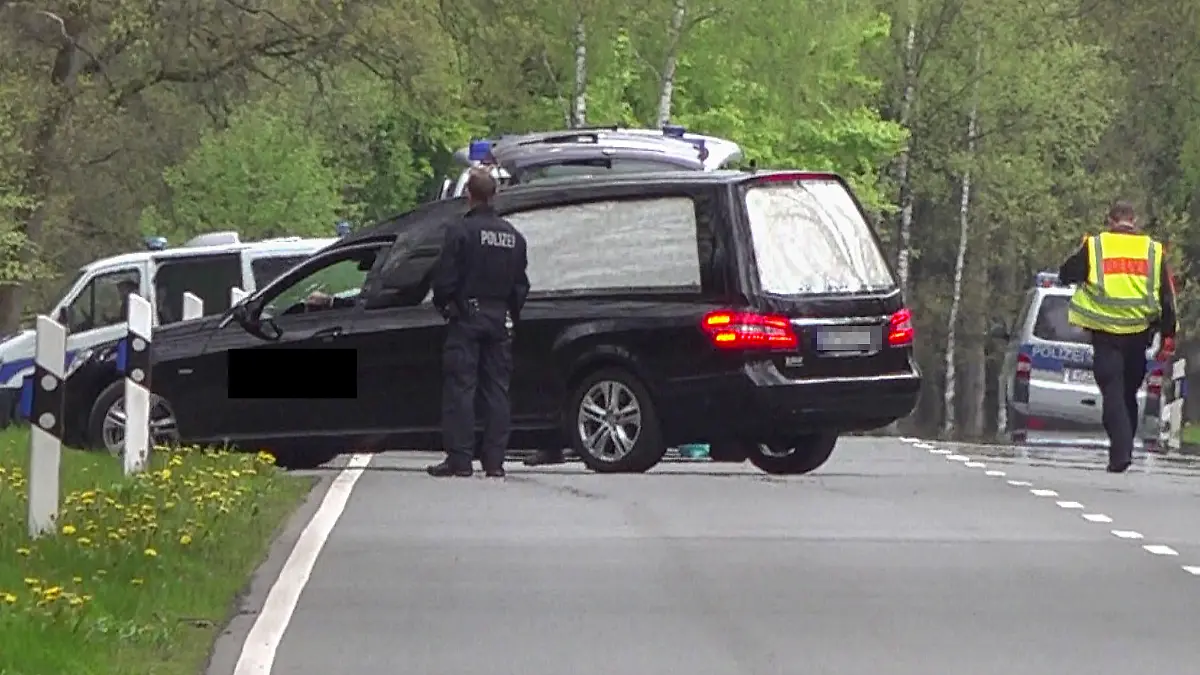 18.05.2021, Niedersachsen, Bispingen: In einem Waldstück unweit von Bispingen fährt ein Leichenwagen von der Bundesstraße in den Wald. Dort wurde eine Kinderleiche gefunden. Eine Frau und ihr vierjähriger Sohn waren am 16. Mai tot in einem Haus in Bispingen entdeckt worden. Beide hätten Spuren von Gewalt aufgezeigt, teilten Polizei und Staatsanwaltschaft mit. Die elfjährige Tochter wurde vermisst. Foto: Tnn/dpa +++ dpa-Bildfunk +++