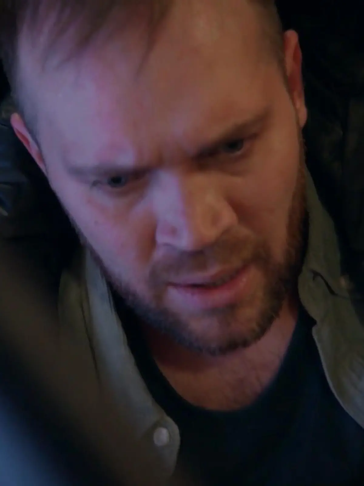 Erik bricht unter Schmerzen zusammen
