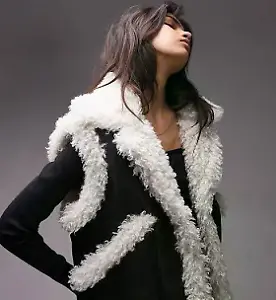 Ärmellose Jacke mit kontrastierendem weißen Shearling
