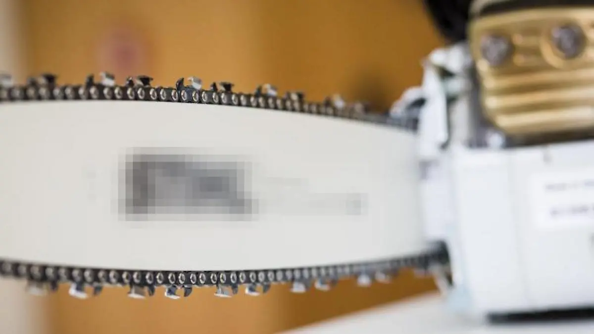 Eine Kettensäge von Stihl liegt auf einem Tisch