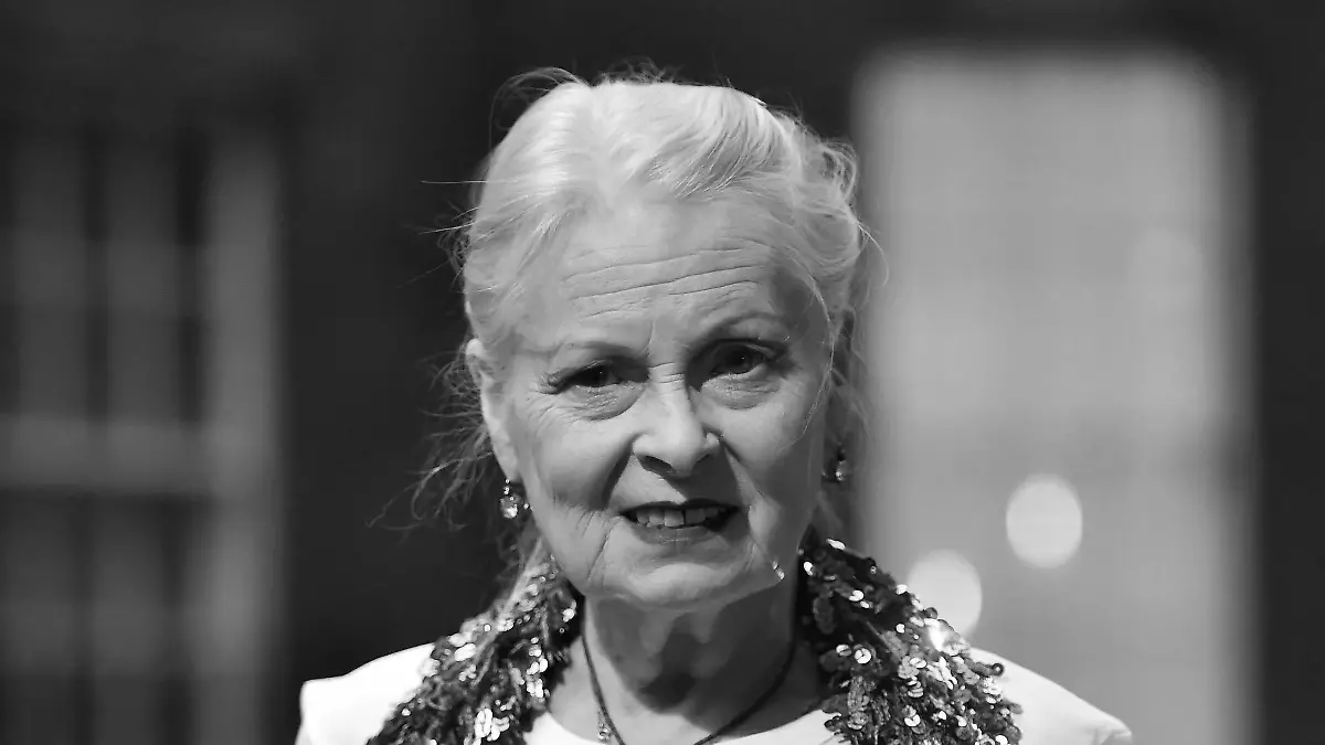 ARCHIV - 15.09.2016, Großbritannien, London: Die britische Modedesignerin Vivienne Westwood kommt zu einem Empfang anlässlich der Fashion Week in Downing Street. Die Mode-Anarchistin und Aktivistin wird am 8. April 2021 80 Jahre alt. (zu dpa-Porträt «Rebellische Modeikone und Klimakämpferin: Vivienne Westwood wird 80») Foto: Hannah Mckay/EPA/dpa +++ dpa-Bildfunk +++