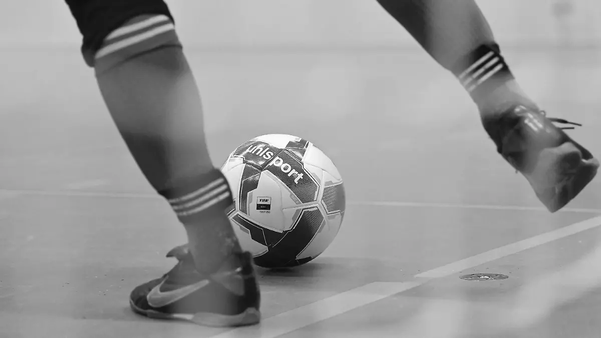 Hallenfussball 45. Stadtpokal Rottenburg 2022 in der Volksbank Arena 27.12.2022 Ausrichter SV Weiler, Aktive Gruppe A Ball und Beine *** Indoor Football 45 City Cup Rottenburg 2022 in the Volksbank Arena 27 12 2022 Organizer SV Weiler, Active Group A Ball and Legs