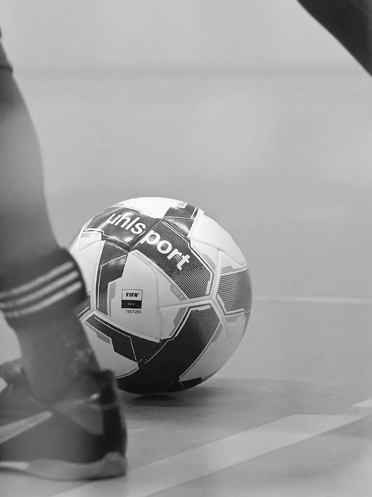  Hallenfussball 45. Stadtpokal Rottenburg 2022 in der Volksbank Arena 27.12.2022 Ausrichter SV Weiler, Aktive Gruppe A Ball und Beine *** Indoor Football 45 City Cup Rottenburg 2022 in the Volksbank Arena 27 12 2022 Organizer SV Weiler, Active Group A Ball and Legs