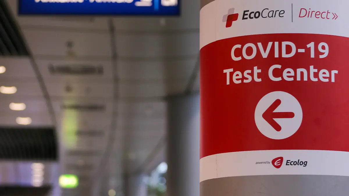  Ein Schild weist den Weg zu einem COVID-19 Testzentrum am Flughafen Dösseldorf in Duesseldorf, 19.01.2022. Duesseldorf Deutschland Copyright: xLeonxKuegeler/photothek.dex