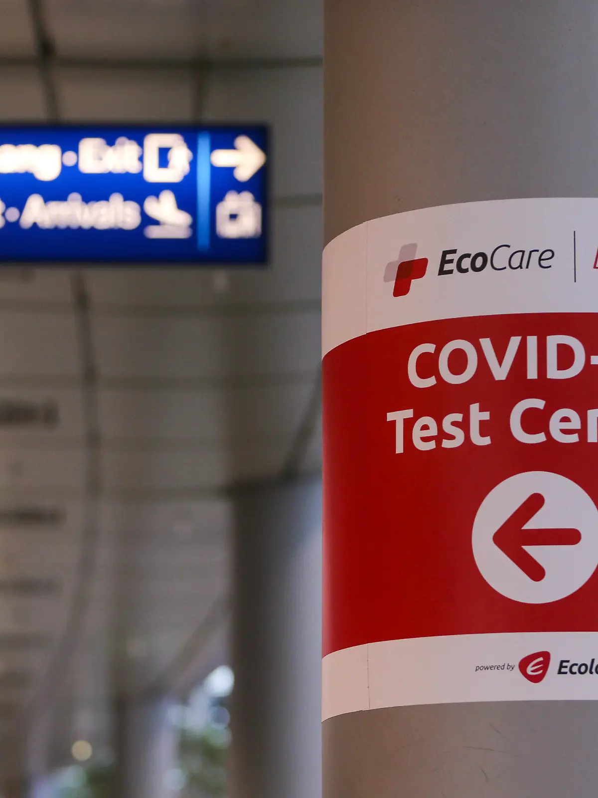  Ein Schild weist den Weg zu einem COVID-19 Testzentrum am Flughafen Dösseldorf in Duesseldorf, 19.01.2022. Duesseldorf Deutschland Copyright: xLeonxKuegeler/photothek.dex
