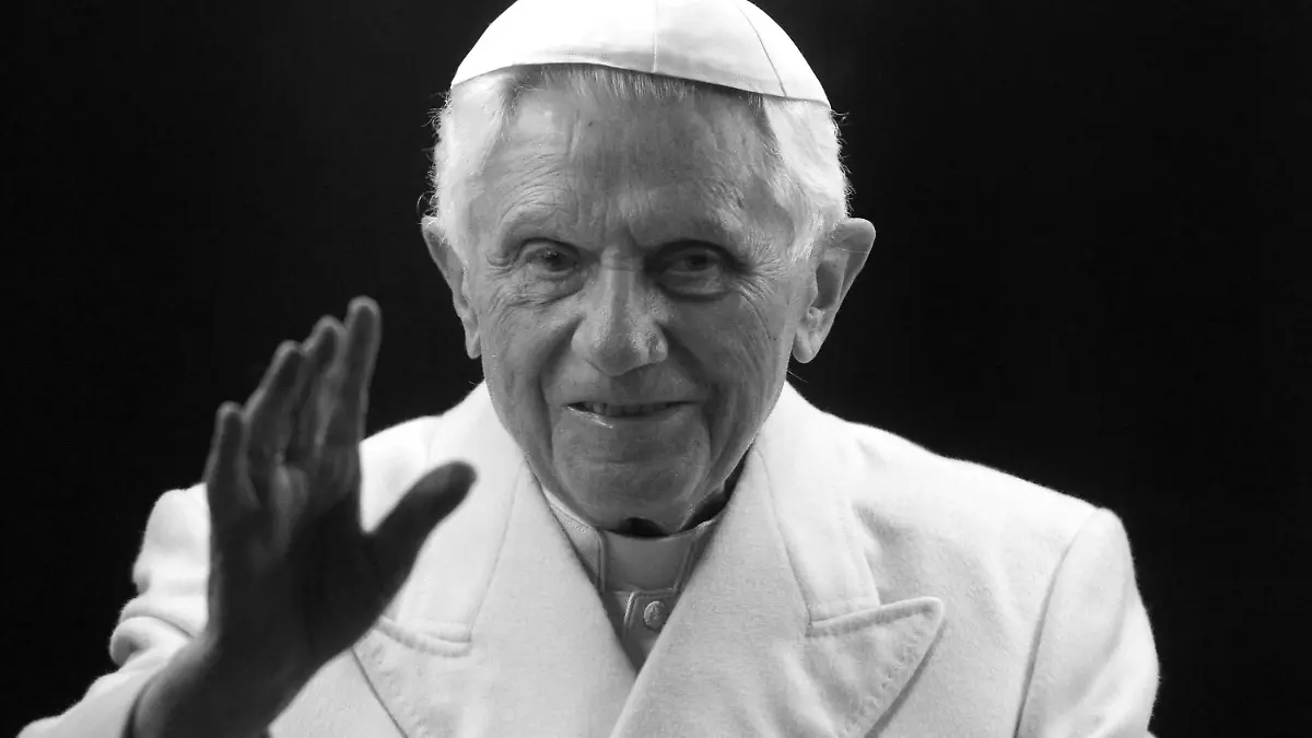 ARCHIV - 31.12.2011, Vatikan, Vatikanstadt: Der damalige Papst Benedikt XVI. segnet die Gläubigen, als er auf dem Petersplatz im Vatikan eintrifft, um die Weihnachtskrippe zu segnen. Der emeritierte Papst Benedikt XVI. ist am 31.12.2022 im Alter von 95 Jahren im Vatikan gestorben. Foto: Pier Paolo Cito/AP/dpa +++ dpa-Bildfunk +++