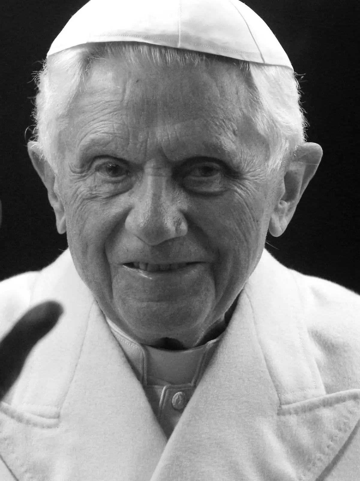 ARCHIV - 31.12.2011, Vatikan, Vatikanstadt: Der damalige Papst Benedikt XVI. segnet die Gläubigen, als er auf dem Petersplatz im Vatikan eintrifft, um die Weihnachtskrippe zu segnen. Der emeritierte Papst Benedikt XVI. ist am 31.12.2022 im Alter von 95 Jahren im Vatikan gestorben. Foto: Pier Paolo Cito/AP/dpa +++ dpa-Bildfunk +++