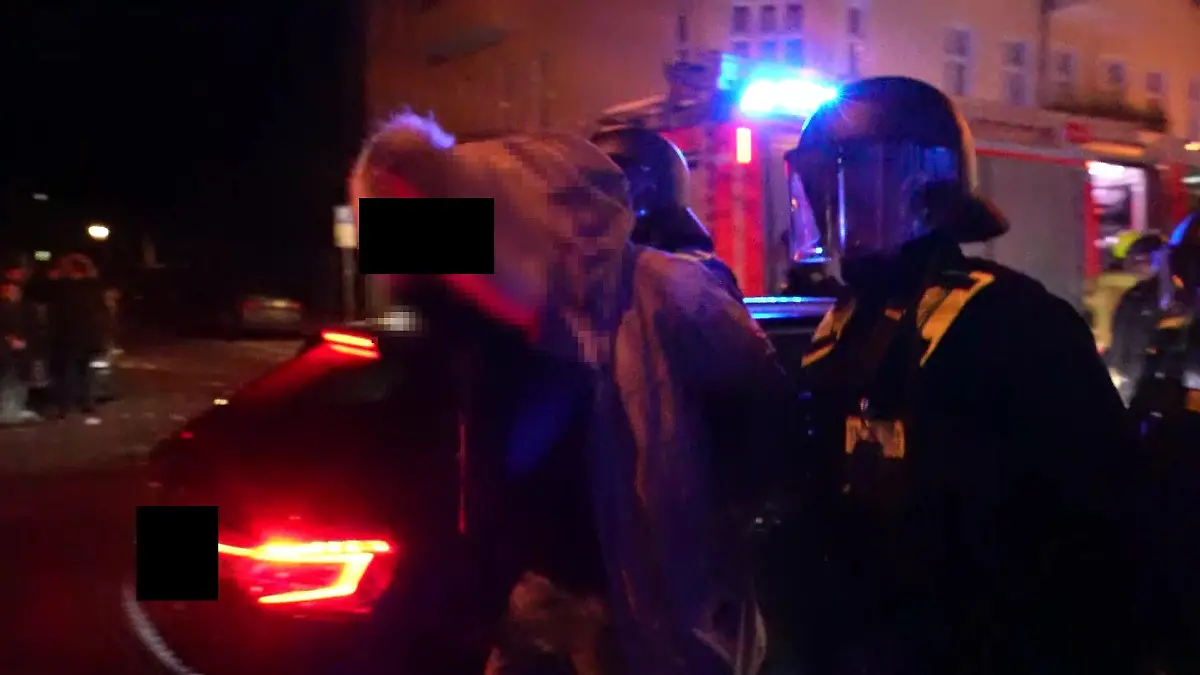 Verdächtiger wird in Berlin von Polizei abgeführt