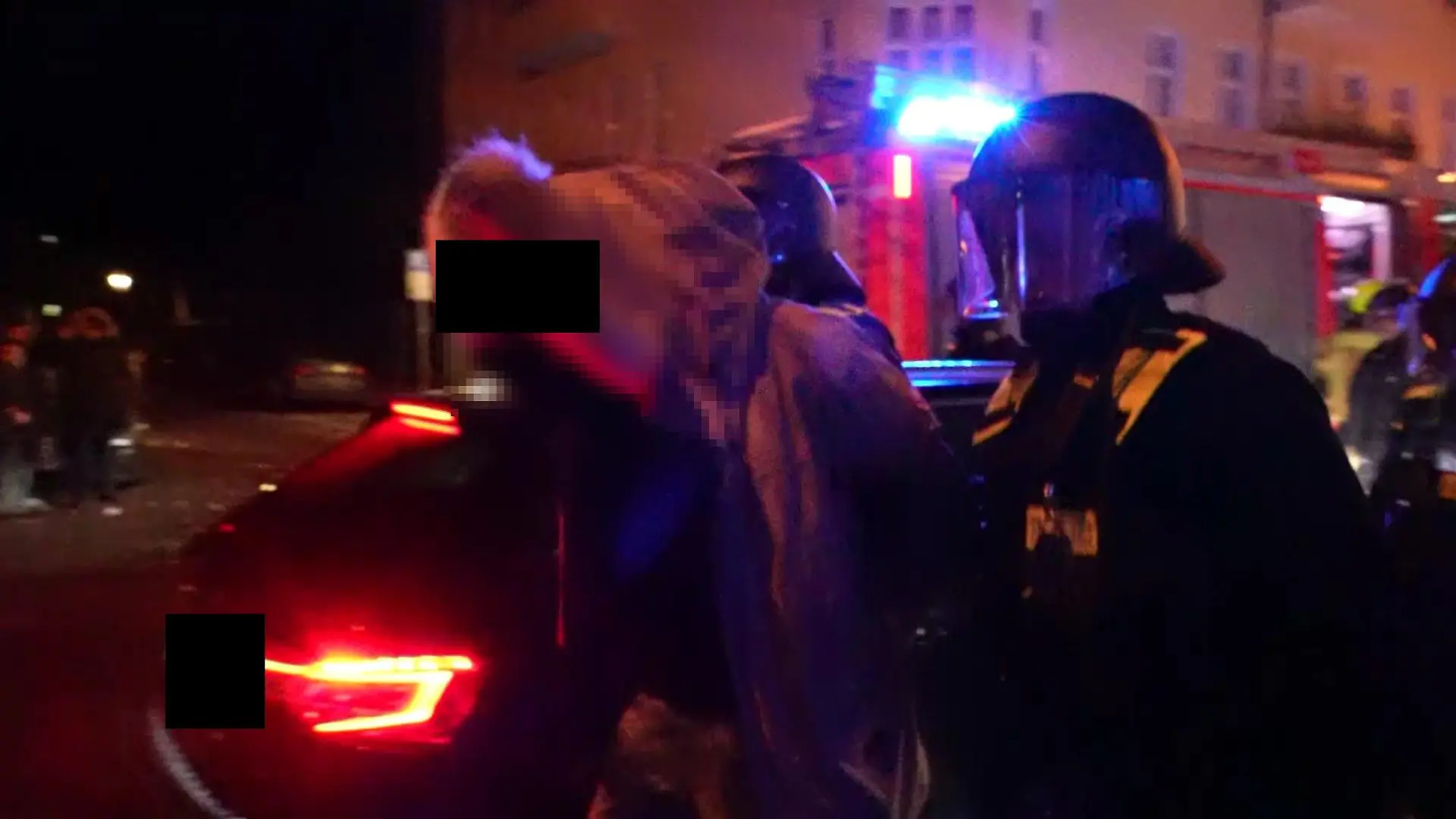Verdächtiger wird in Berlin von Polizei abgeführt
