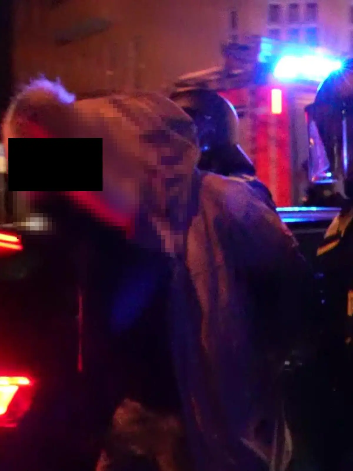 Verdächtiger wird in Berlin von Polizei abgeführt