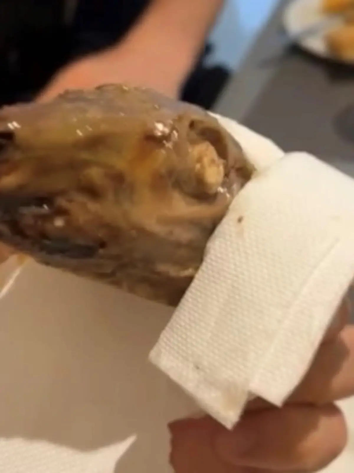 Das haben sie nicht erwartet. Acht Jugendliche wollten eigentlich nur einen schönen Urlaub in Spanien verbringen, doch sie erlebten einen Schockmoment nach dem anderen. Der Höhepunkt: ein Tierkopf in ihrem Essen.