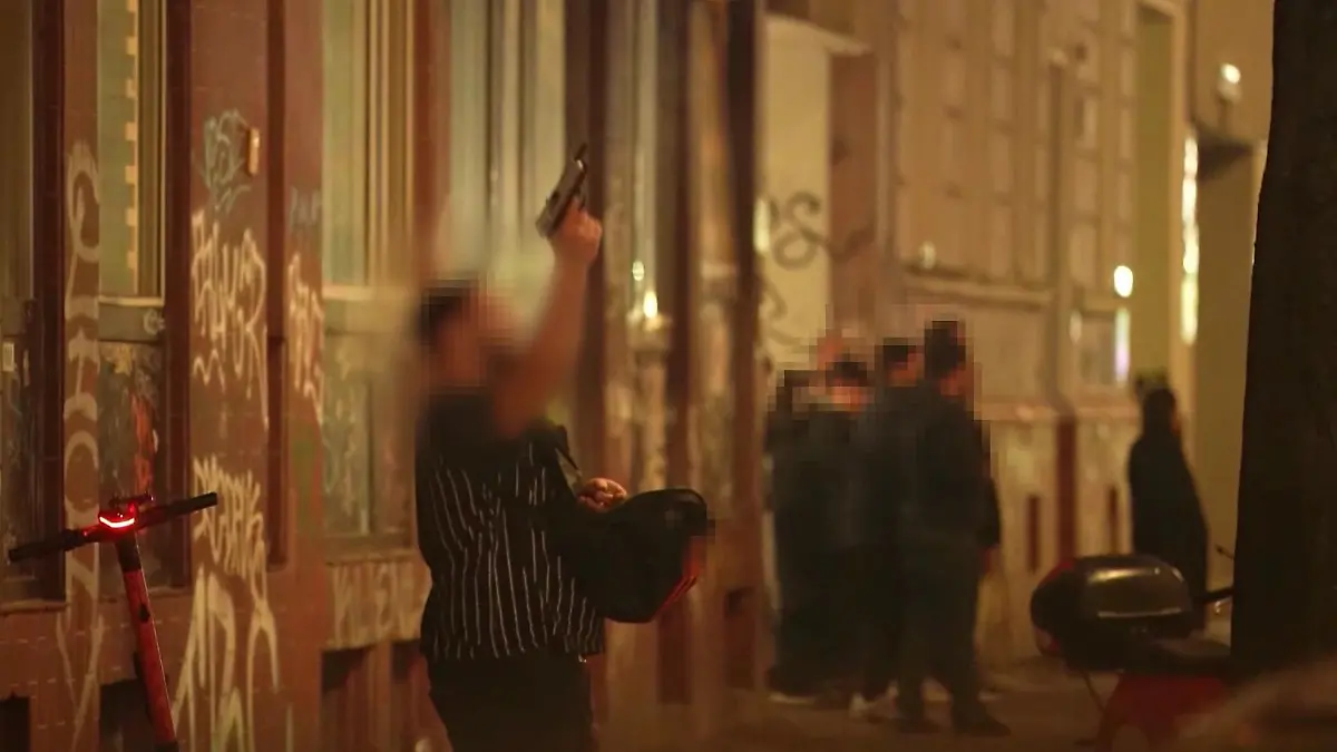 Chaoten schossen in der Silvesternacht auch mit Waffen um sich. Das Bild entstand in Berlin.
