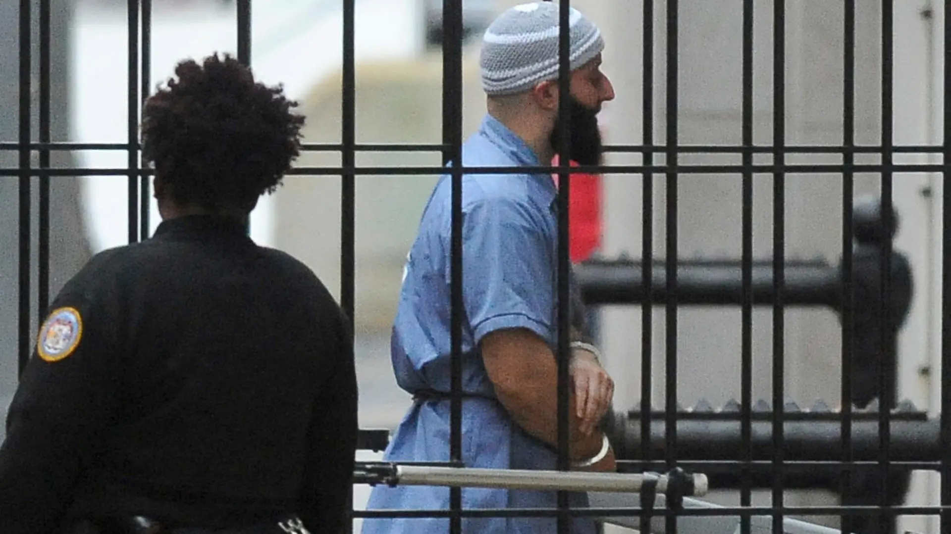 ARCHIV - 03.02.2016, USA, Baltimore: Adnan Syed betritt das Courthouse East vor einer Anhörung. (zu dpa «Aus Podcast «Serial» bekannter US-Fall: Neue Zweifel an Mordurteil») Foto: Barbara Haddock Taylor/The Baltimore Sun/AP/dpa +++ dpa-Bildfunk +++