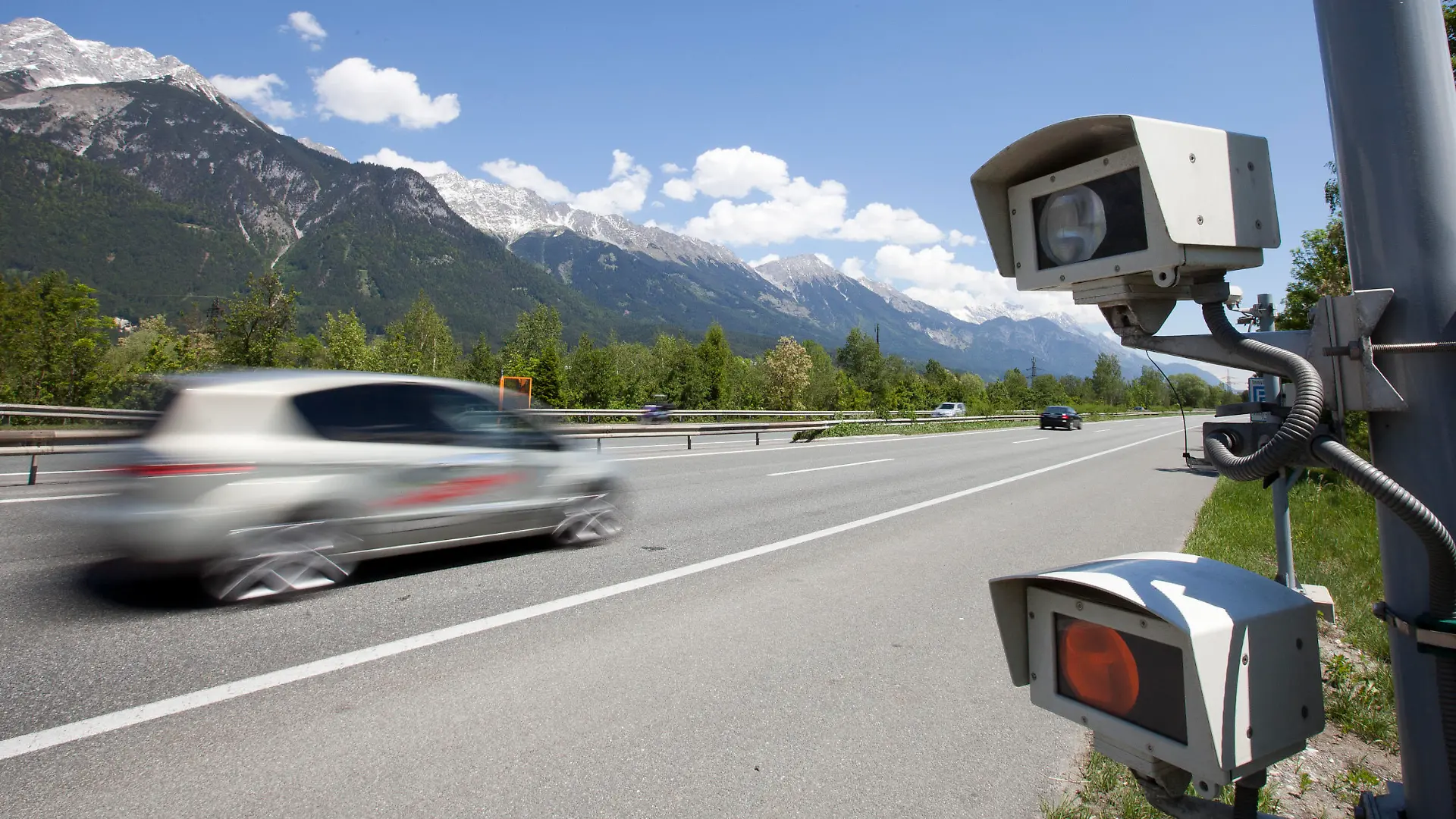 AUT, 2011-05-20, Featurefoto für Raser und Geschwindigkeitsübertretung; im Bild (v.l.n.r.): Frontradar auf der Inntalautobahn (A 12) in Fahrtrichtung Kufstein kurz vor Innsbruck; Foto: Roland Mühlanger - 20110520_PD0159 || Mindestpreis 20 Euro