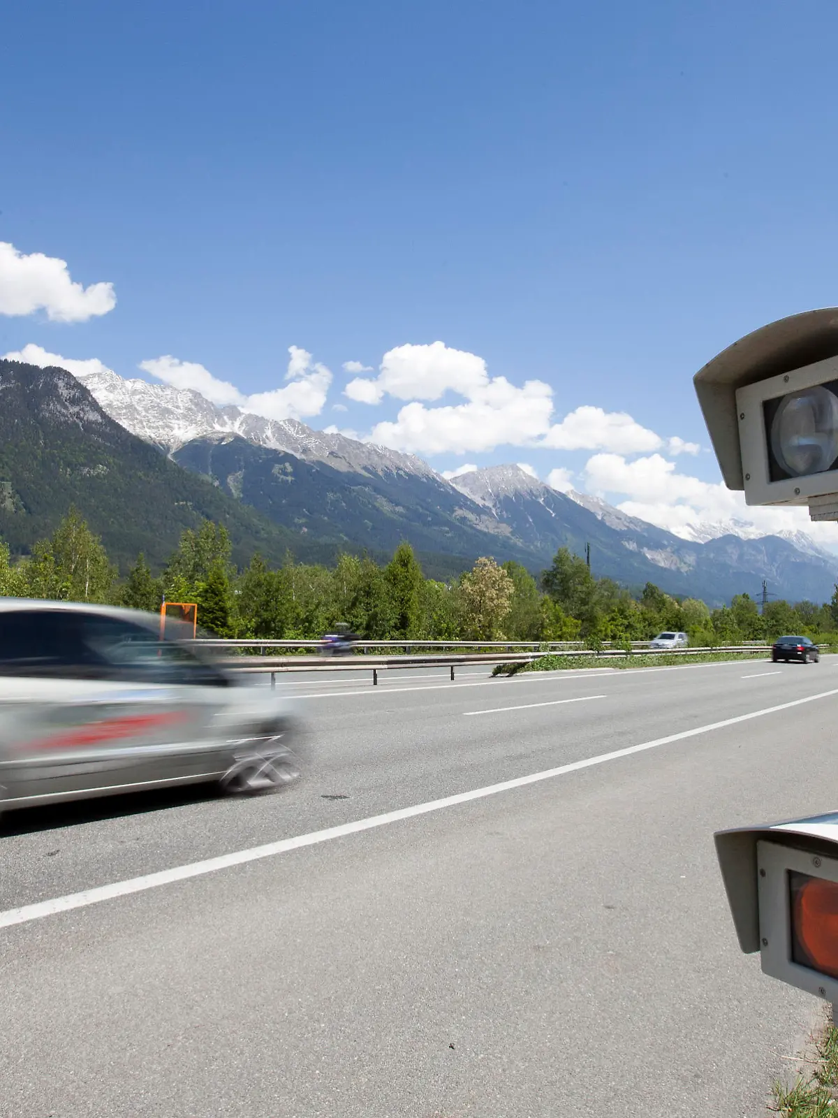 AUT, 2011-05-20, Featurefoto für Raser und Geschwindigkeitsübertretung; im Bild (v.l.n.r.): Frontradar auf der Inntalautobahn (A 12) in Fahrtrichtung Kufstein kurz vor Innsbruck; Foto: Roland Mühlanger - 20110520_PD0159 || Mindestpreis 20 Euro 
