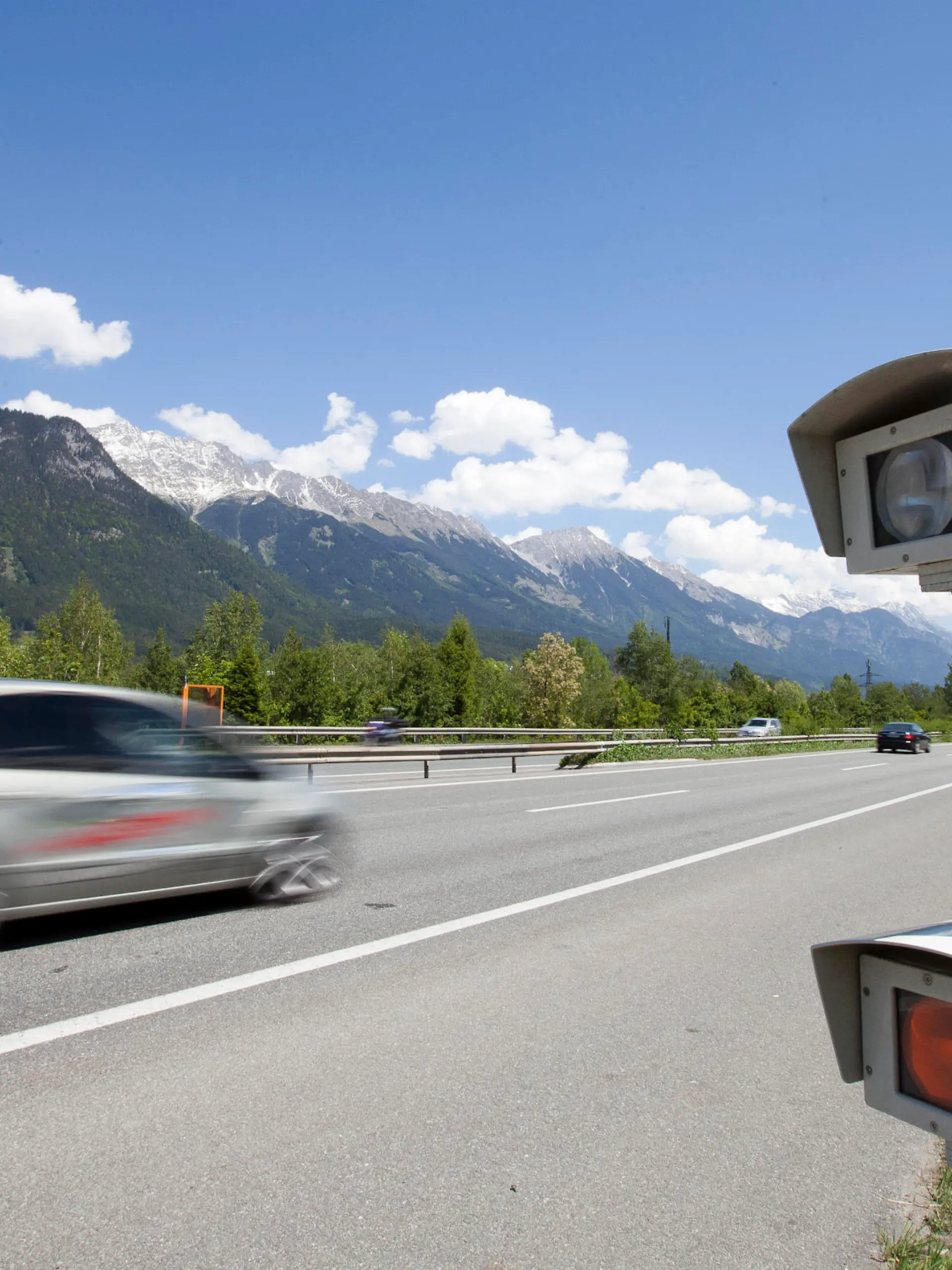 AUT, 2011-05-20, Featurefoto für Raser und Geschwindigkeitsübertretung; im Bild (v.l.n.r.): Frontradar auf der Inntalautobahn (A 12) in Fahrtrichtung Kufstein kurz vor Innsbruck; Foto: Roland Mühlanger - 20110520_PD0159 || Mindestpreis 20 Euro 