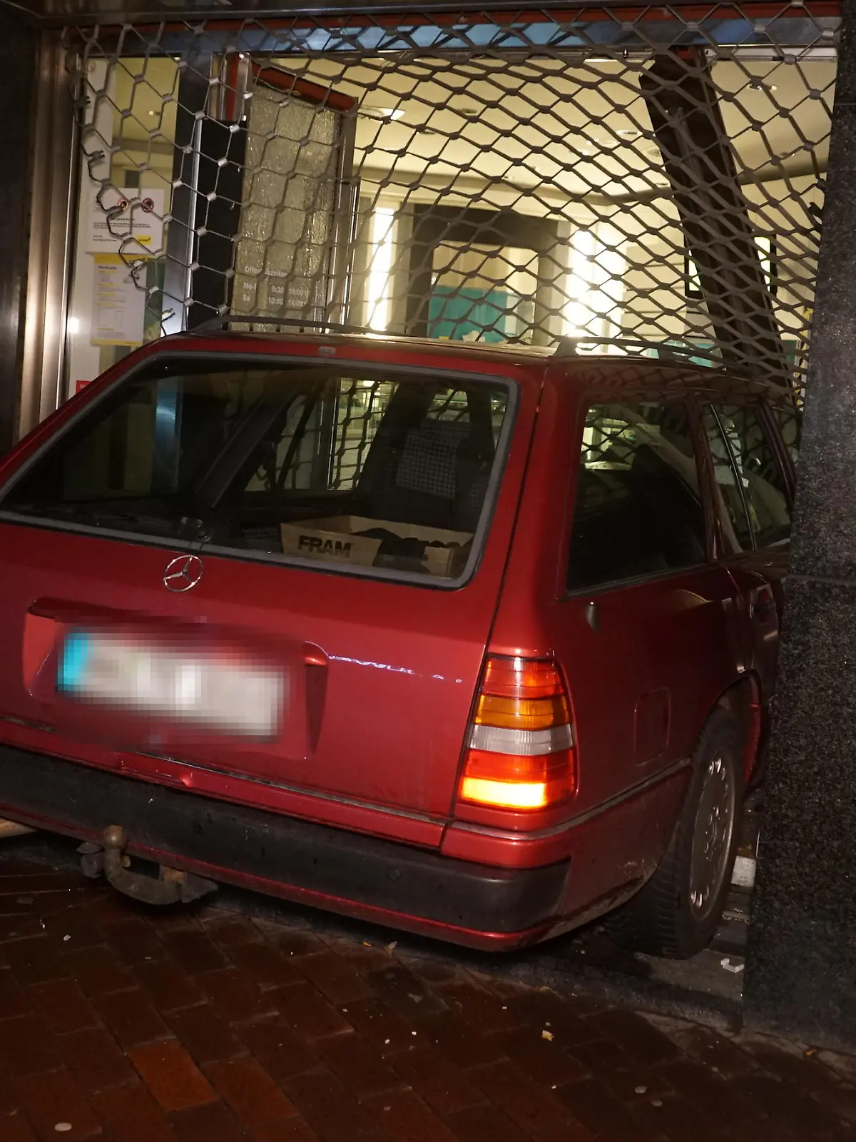 Ein Auto ist im Hamburger Stadtteil Harburg in ein Leihhaus gefahren. Auf Fotos war Der Wagen stand zu einem großen Teil im Eingangsbereich des Pfandleihhauses, das auch Geldwechsel und einen Juwelier-Service anbietet. Ein Sicherheitsgitter wurde bei der Tat am stark verbogen. 