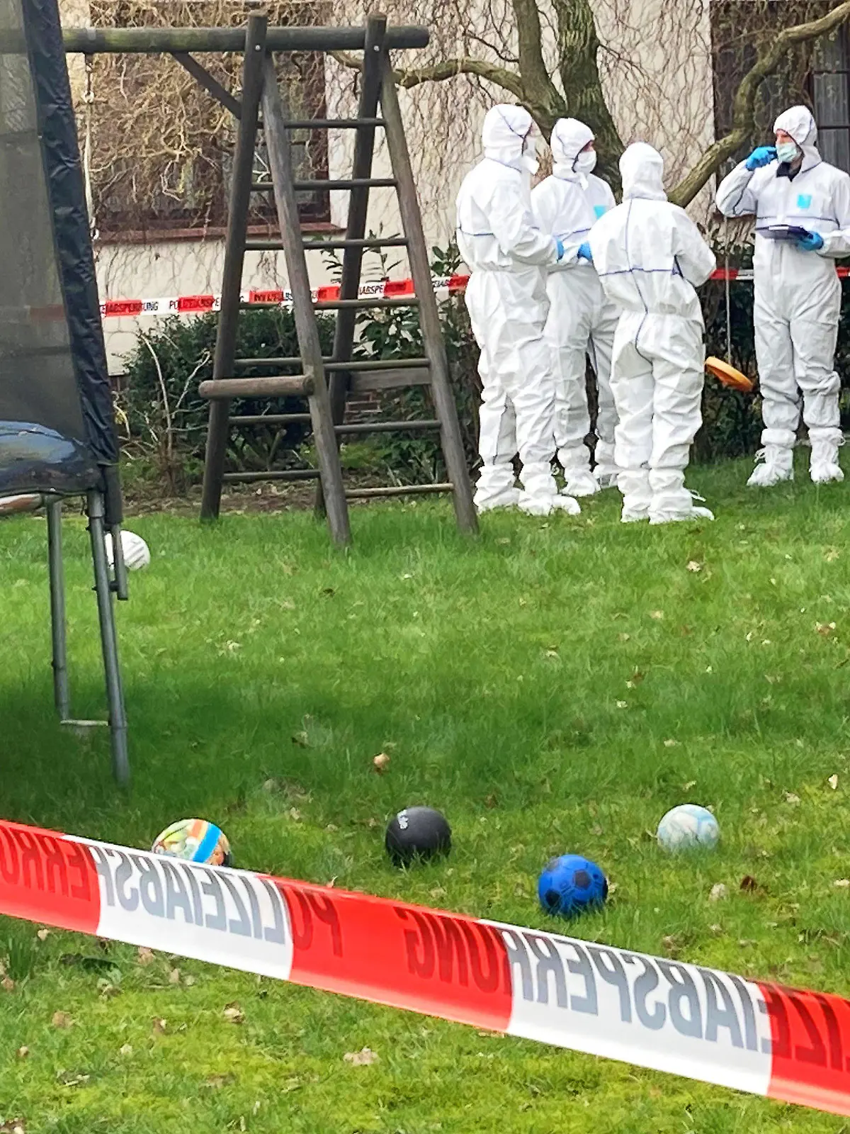 01.03.2024, Niedersachsen, Scheeßel: Beamte der Spurensicherung stehen vor einem Einfamilienhaus in der Gemeinde Scheeßel. Ein Bundeswehrsoldat steht im Verdacht, vier Menschen im niedersächsischen Landkreis Rotenburg (Wümme) erschossen haben. Unter den am Freitag entdeckten Toten sei auch ein Kind, teilten die Polizei Rotenburg und die Staatsanwaltschaft Verden mit. Es gebe zwei Tatorte - einen in Scheeßel und einen in Bothel im Landkreis Rotenburg. Foto: Helen Hoffmann/dpa +++ dpa-Bildfunk +++