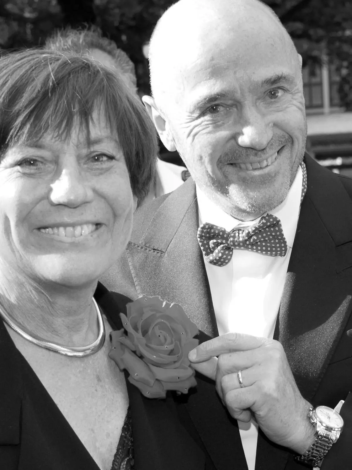 ARCHIV - 25.07.2015, Bayern, Bayreuth: Die früheren Skirennläufer Rosi Mittermaier und Christian Neureuther, lächeln bei der Eröffnung der 104. Bayreuther Festspiele. (zu dpa: «Skiverband würdigt Mittermaier: «Außergewöhnliche Persönlichkeit»») Foto: Tobias Hase/dpa +++ dpa-Bildfunk +++