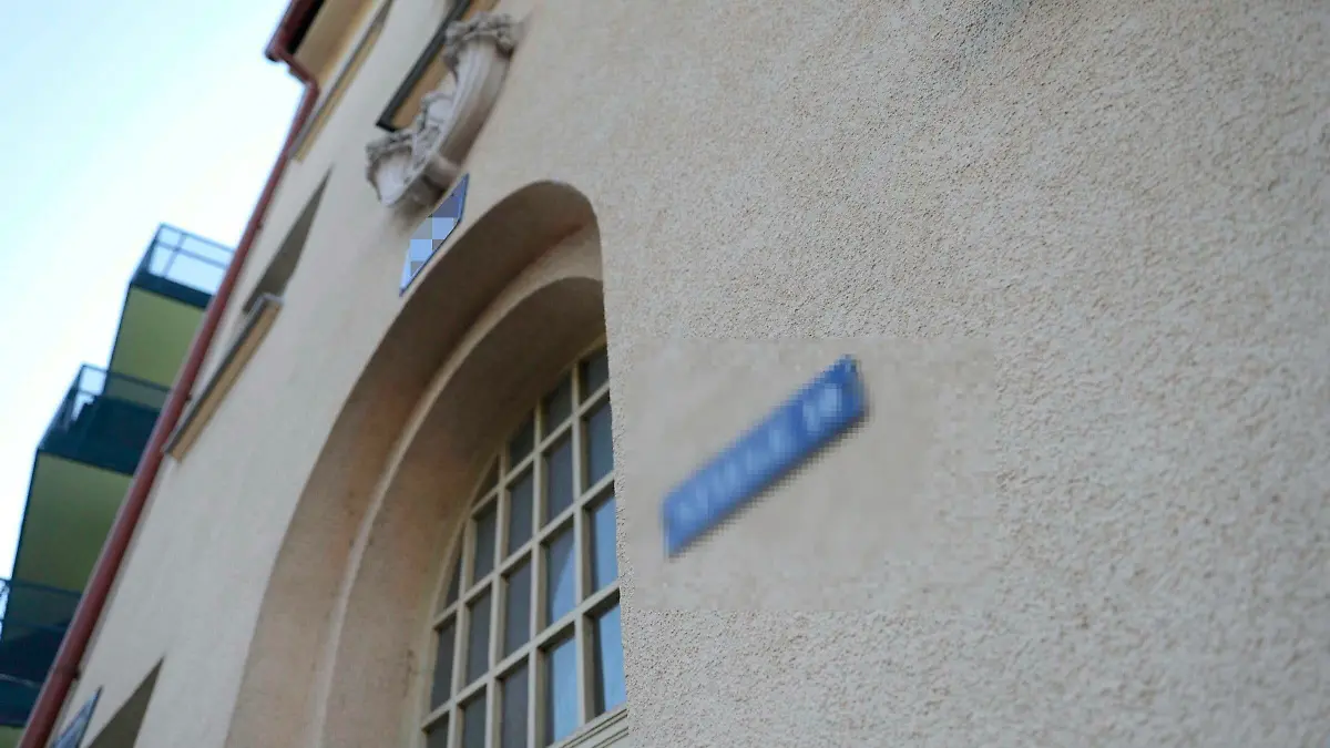 ABD0057_20220619 - WIEN - ÖSTERREICH: ZU APA0198 VOM 19.6.2022 - Polizisten haben am Sonntag, 19. Juni 2022, in einer Wohnung in Wien-Floridsdorf die Leiche einer jungen Frau vorgefunden. Erhebungen am Tatort deuten auf ein Tötungsdelikt hin. Im Bild: Der mutmassliche Tatort in Wien-Floridsdorf. - FOTO: APA/ALEX HALADA - 20220619_PD6705
