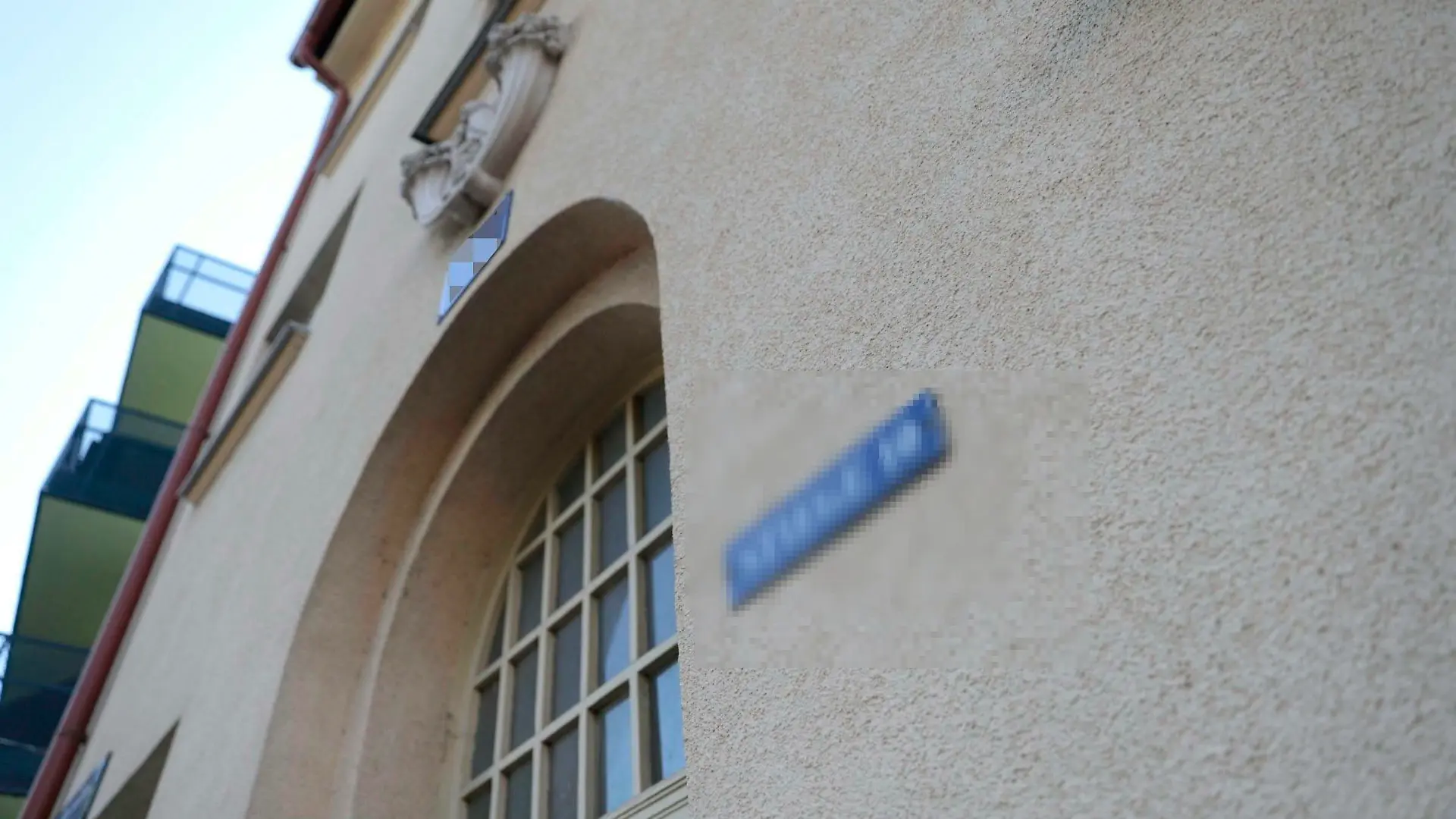 ABD0057_20220619 - WIEN - ÖSTERREICH: ZU APA0198 VOM 19.6.2022 - Polizisten haben am Sonntag, 19. Juni 2022, in einer Wohnung in Wien-Floridsdorf die Leiche einer jungen Frau vorgefunden. Erhebungen am Tatort deuten auf ein Tötungsdelikt hin. Im Bild: Der mutmassliche Tatort in Wien-Floridsdorf. - FOTO: APA/ALEX HALADA - 20220619_PD6705