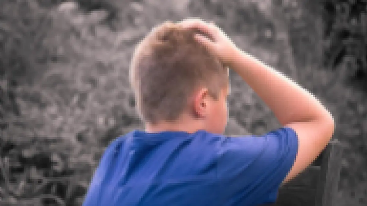 Vollkommen hilflos fühlt sich der Neunjährige alleine auf der Rastanlage.