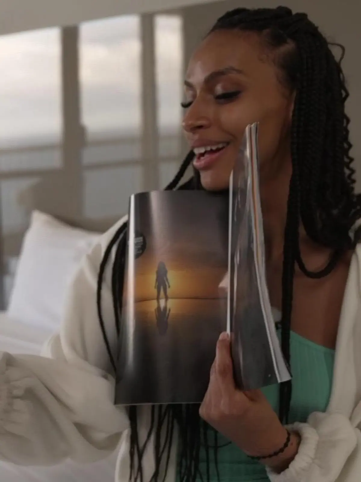 Cecilia Asoro zeigt ihrer Mutter ihre PLAYBOY-Fotos per Videocall