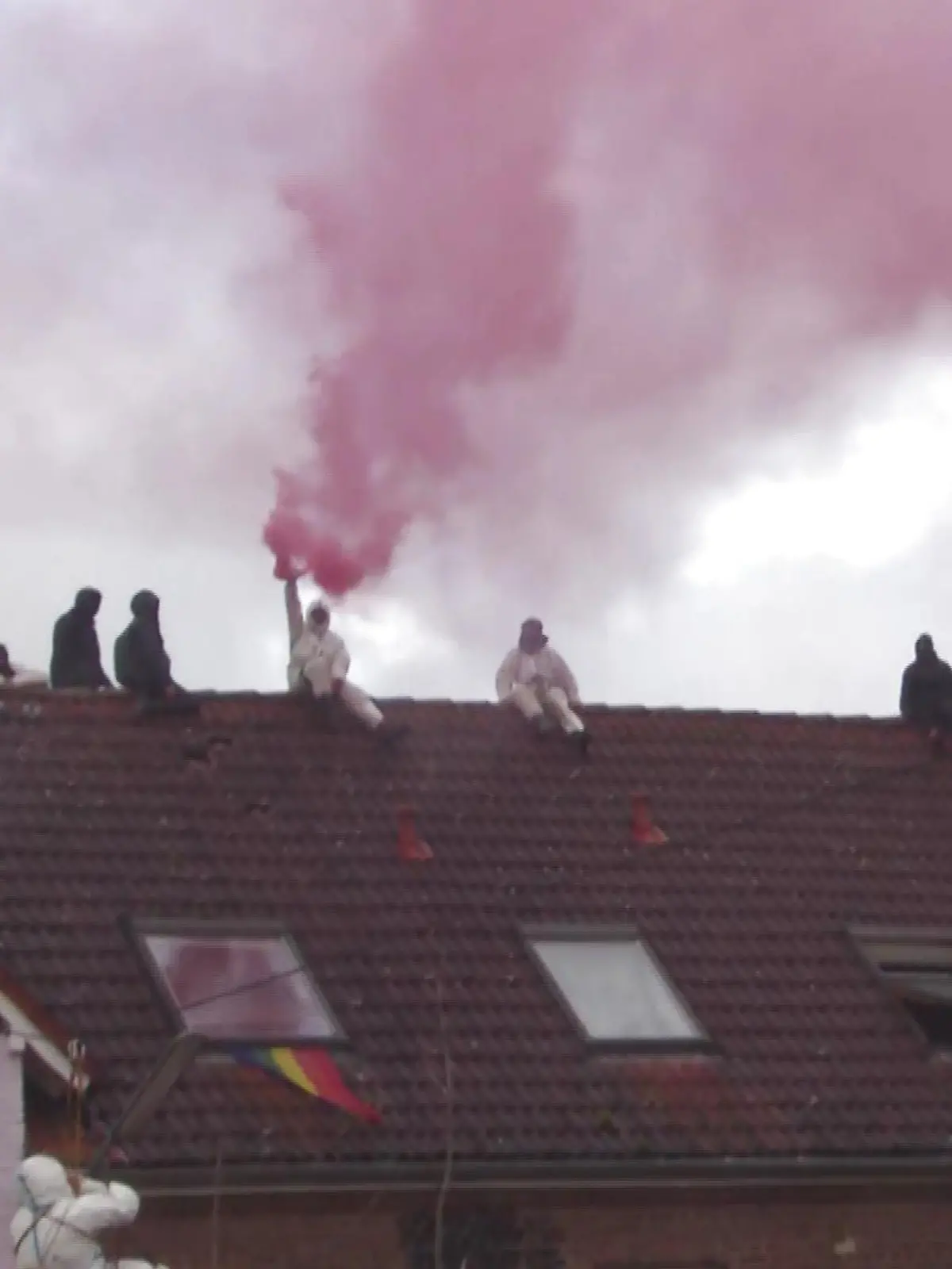 In den verlassenen Gebäuden von Lützerath leben seit Monaten Aktivisten, die verhindern wollen, dass der Ort im Rheinland für den Tagebau abgebaggert wird, die Räumung läuft nicht nur friedlich ab.