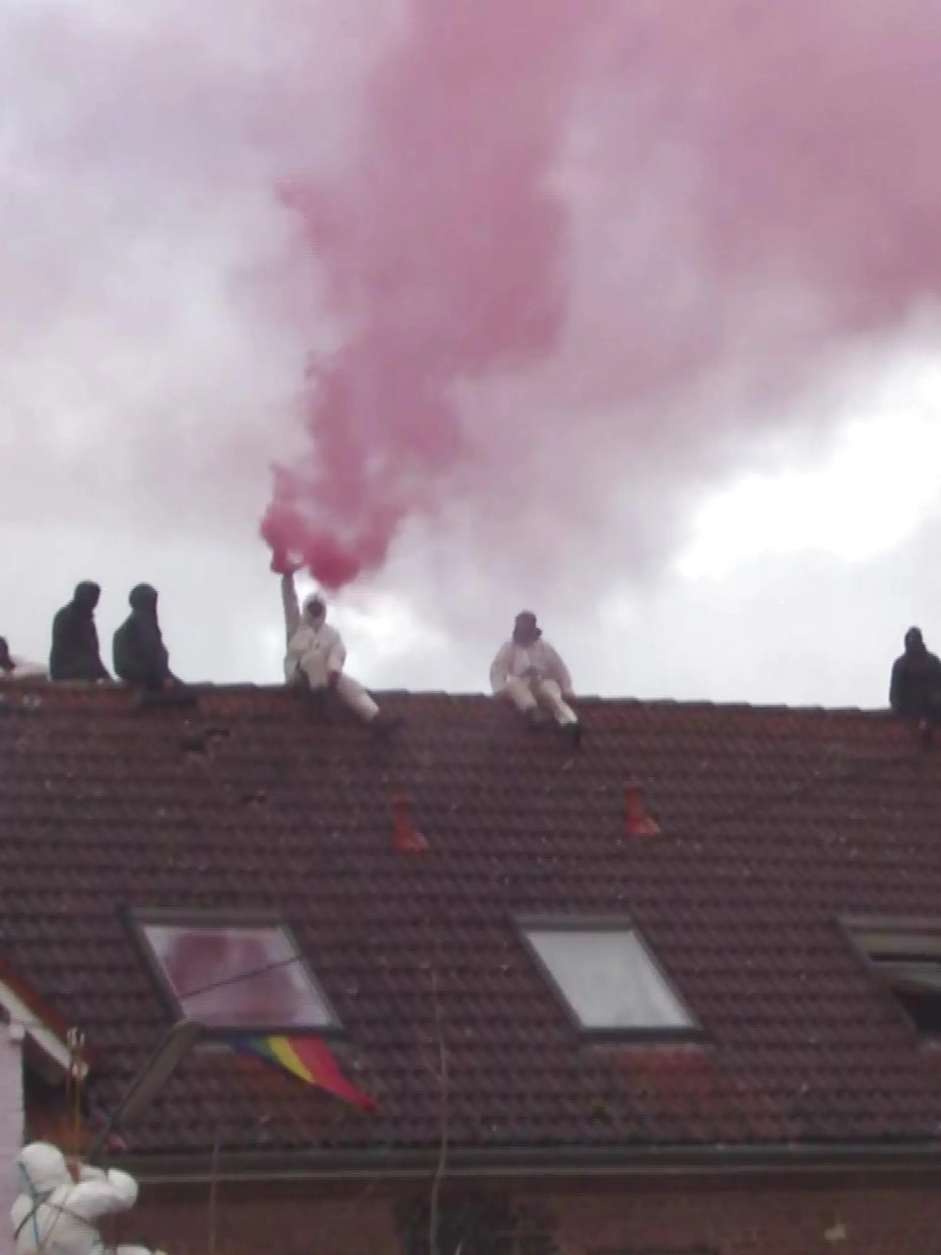 In den verlassenen Gebäuden von Lützerath leben seit Monaten Aktivisten, die verhindern wollen, dass der Ort im Rheinland für den Tagebau abgebaggert wird, die Räumung läuft nicht nur friedlich ab.