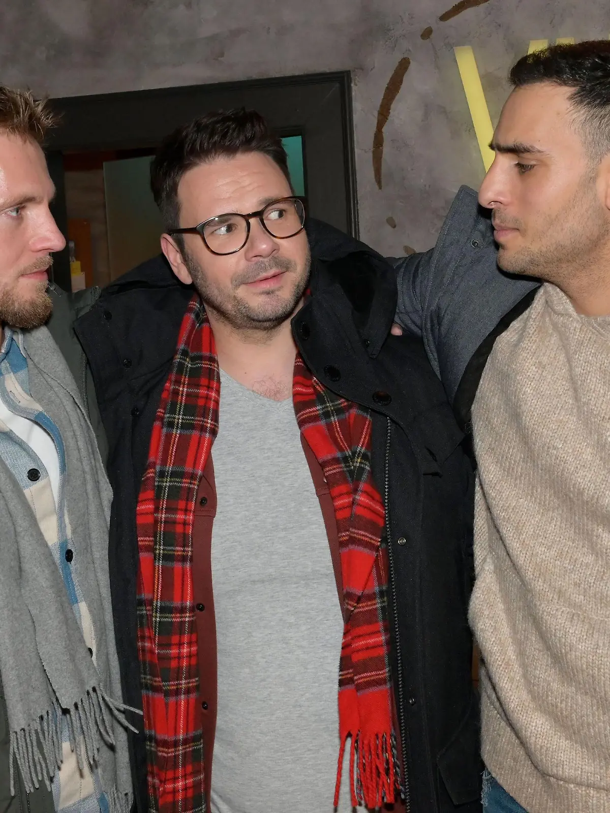 Paul (Niklas Osterloh, l.) und Nihat (Timur Ülker, r.) wünschen Tuner (Thomas Drechsel) viel Glück.

+++ Die Verwendung des sendungsbezogenen Materials ist nur mit dem Hinweis und Verlinkung auf RTL+ gestattet. +++