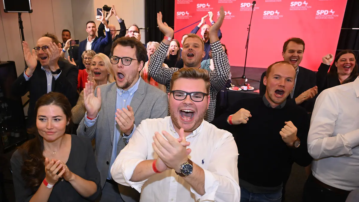 09.10.2022, Niedersachsen, Hannover: Anhänger der SPD reagieren auf die ersten Prognosen zur Landtagswahl in Niedersachsen in den Fraktionsräumen der SPD im niedersächsischen Landtag. Foto: Julian Stratenschulte/dpa +++ dpa-Bildfunk +++