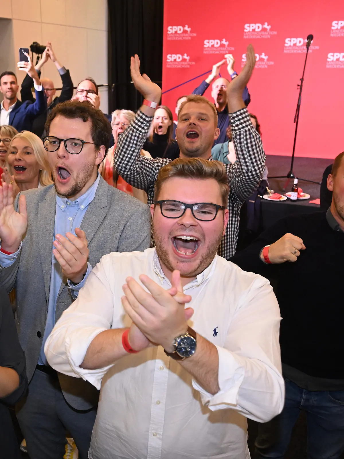 09.10.2022, Niedersachsen, Hannover: Anhänger der SPD reagieren auf die ersten Prognosen zur Landtagswahl in Niedersachsen in den Fraktionsräumen der SPD im niedersächsischen Landtag. Foto: Julian Stratenschulte/dpa +++ dpa-Bildfunk +++