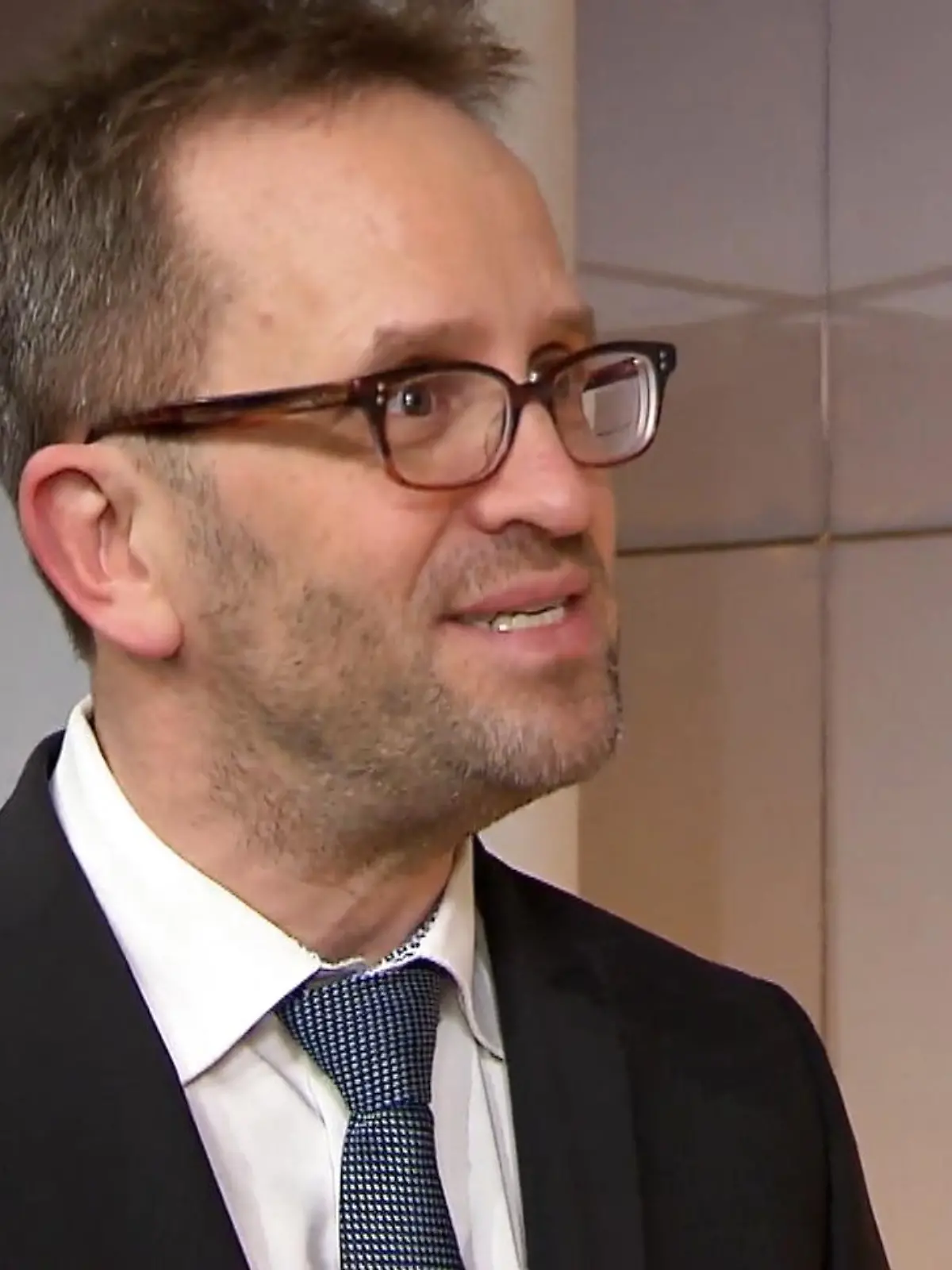 Der Chef der Bundesnetzagentur Klaus Müller gibt RTL einen Ausblick auf die Preise für Strom und Gas: Wann wird Energie wieder günstiger? Außerdem nimmt er Stellung zum Chaos bei der Post-Zustellung. Hat das Management versagt? Die Antworten im Video.