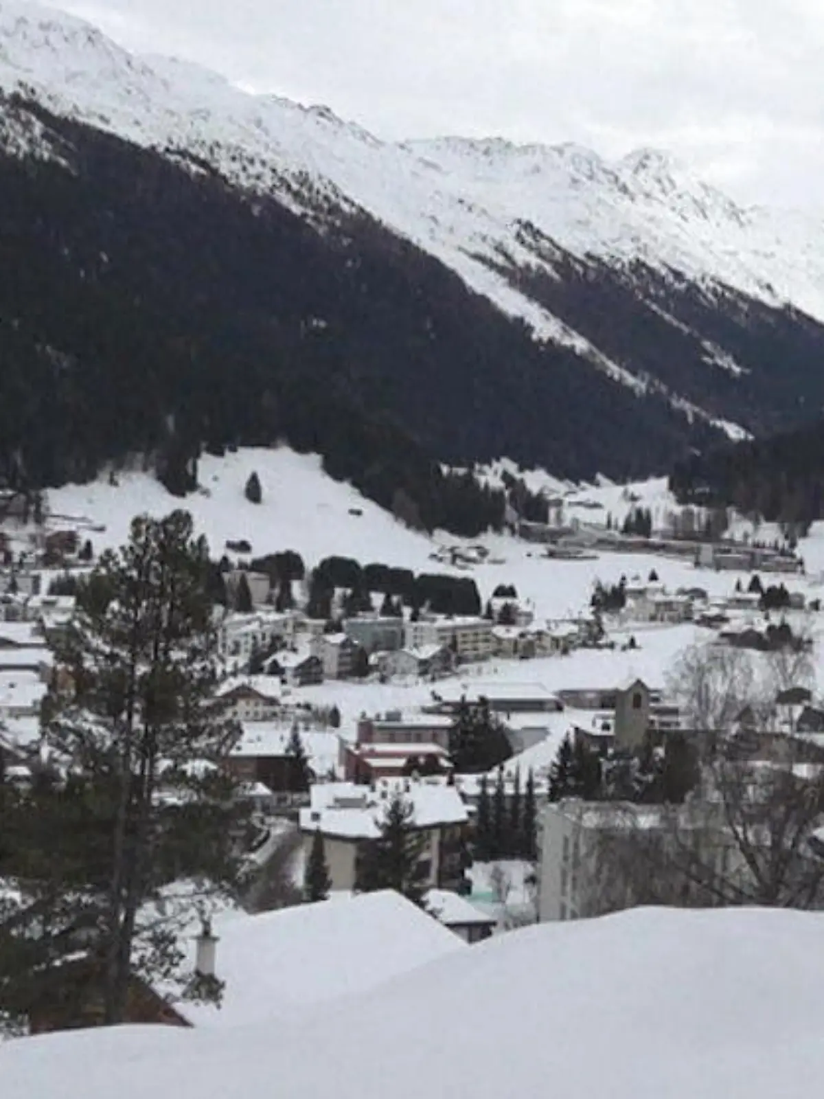 Die Wirtschaftswelt blickt in diesen Tagen wieder in die Schweiz, ins Dorf Davos. Hier treffen sich die Eliten aus Politik und Wirtschaft, um über die Krisen in der Welt zu sprechen. Und damit haben die Teilnehmer in diesem Jahr genug zu tun. Noch nie gab es so viele Krisen gleichzeitig.