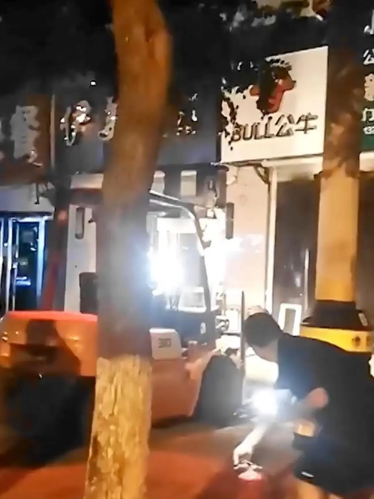 In der nordchinesischen Provinz Hebei kam es zu einem Brand in einem Geschäft. Die vierköpfige Familie im Haus obendrüber wurde durch die Flammen eingesperrt und konnte nicht fliehen. Wie ein anderer Anwohner durch sein gedankenschnelles Handeln die gesamte Familie rettet, sehen Sie im Video.