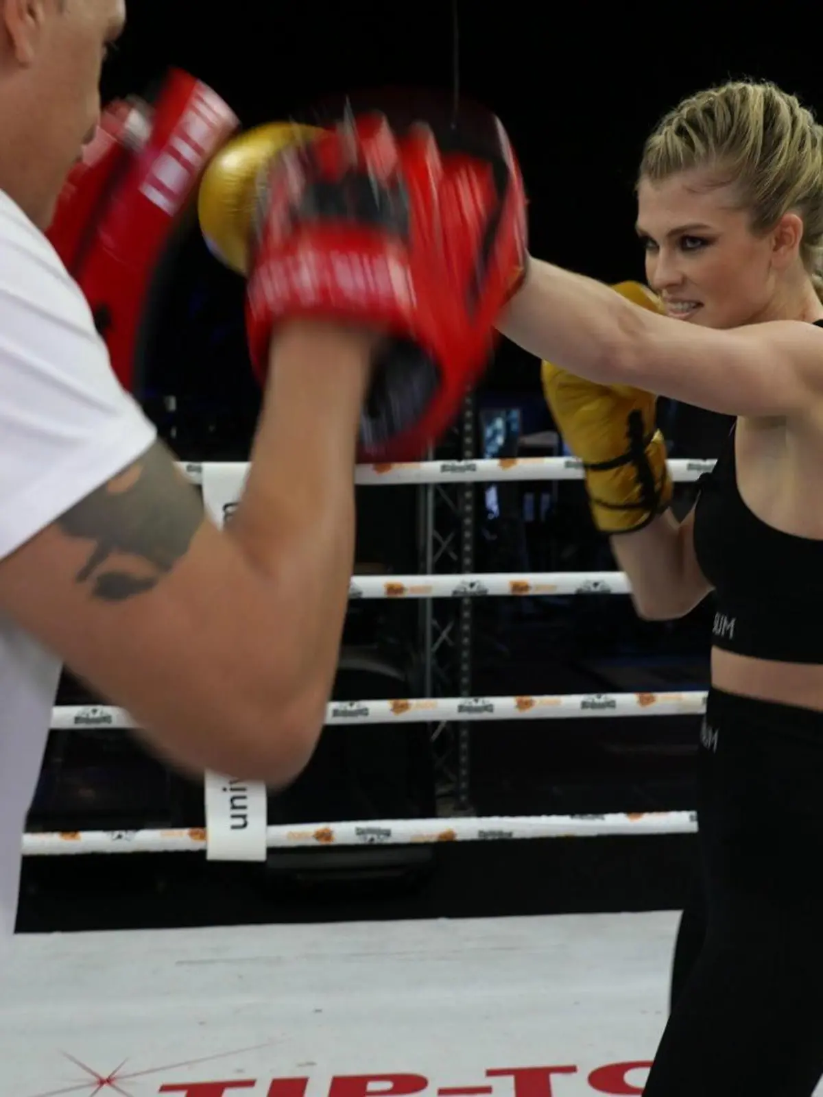 Model Louisa Kapitza hält sich beim Boxen fit.