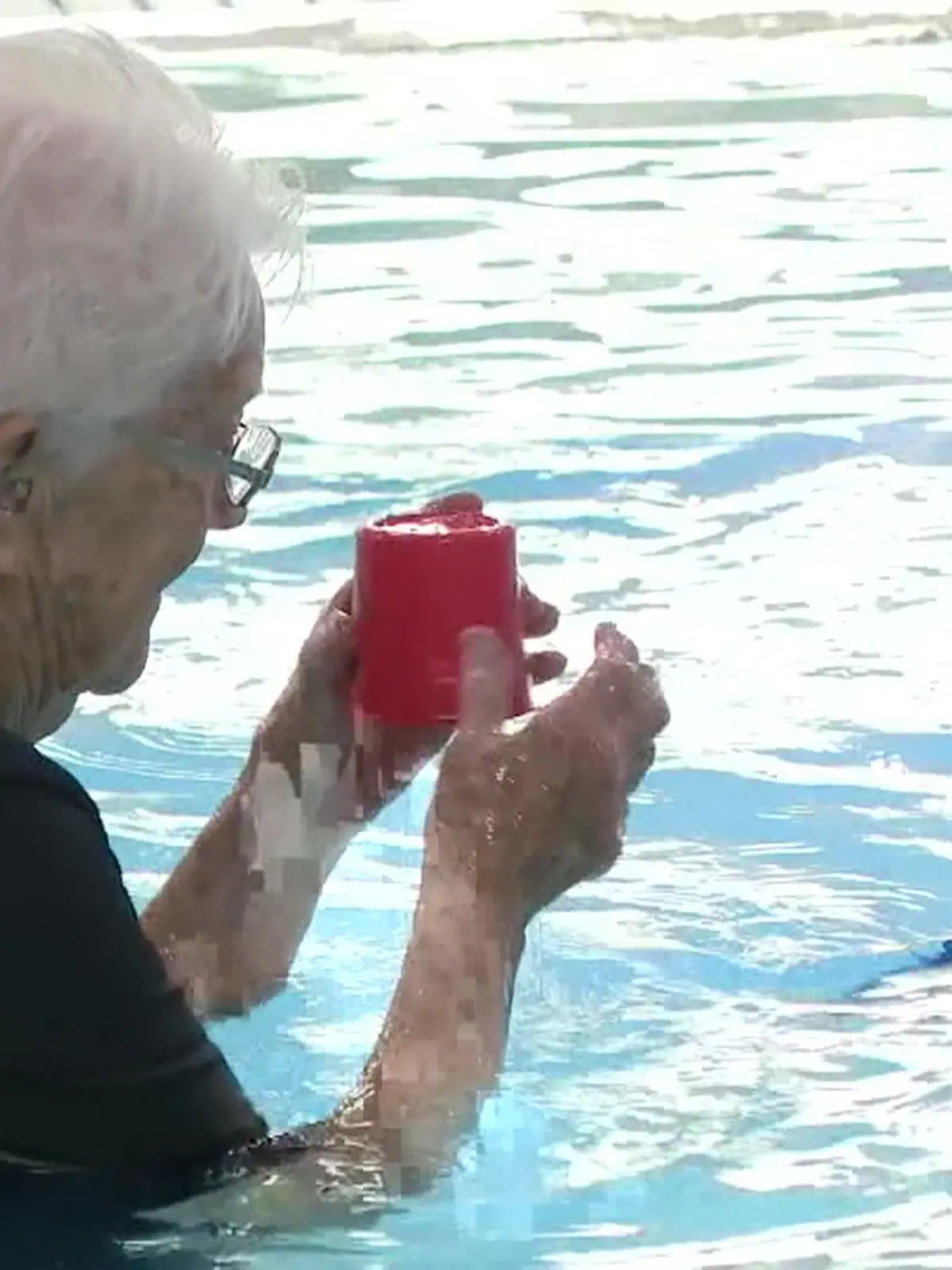 Manch einer kann es kaum erwarten endlich in Rente zu gehen. Bei Peggy Konzack aus den USA ist das anders. Sie liebt ihren Job und gibt noch immer jeden Tag Schwimmunterricht und das mit stolzen 102 Jahren! Warum sie nicht ans Aufhören denkt, sehen Sie im Video.