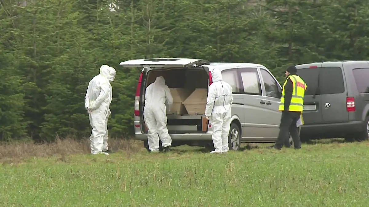 Die Leiche des 14-Jährigen wird vom Fundort in Blumenau weggebracht.