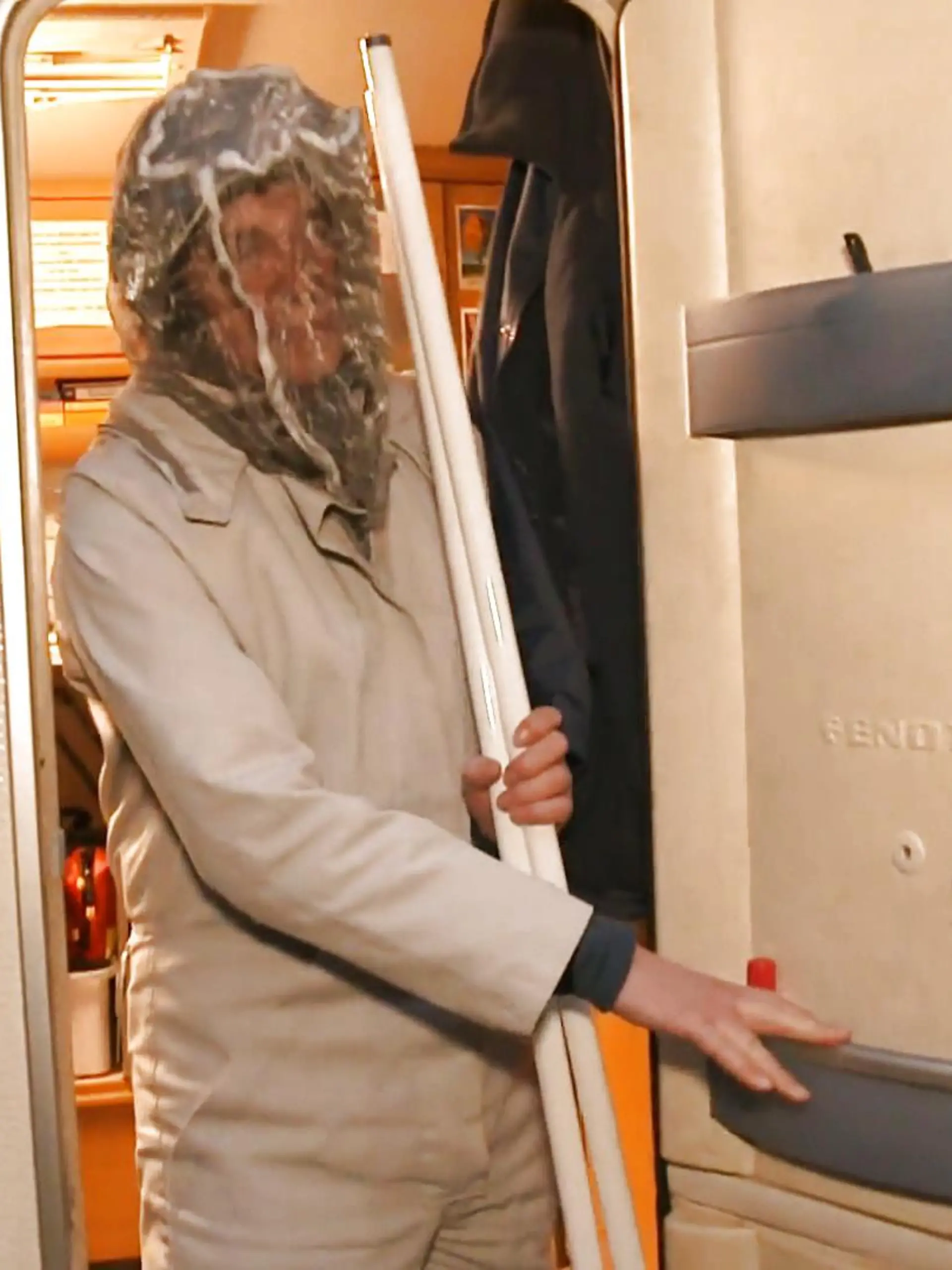Laut Bundesamt für Strahlenschutz bezeichnen sich ein bis zwei Prozent der deutschen Bevölkerung als elektrosensibel. Ulrich Weiner lebt genau deswegen ganz alleine mitten im Wald, einsam in einem Wohnwagen. Er will der elektromagnetischen Strahlung entkommen. Deshalb trägt er auch einen speziellen Strahlenschutz-Anzug. Die Strahlung mache ihn krank, ist er sich sicher. Reinhardt Lang kennt Ulrich schon seit 15 Jahren, führt unseren Reporter Max Hanke zu ihm, tief in den Schwarzwald.