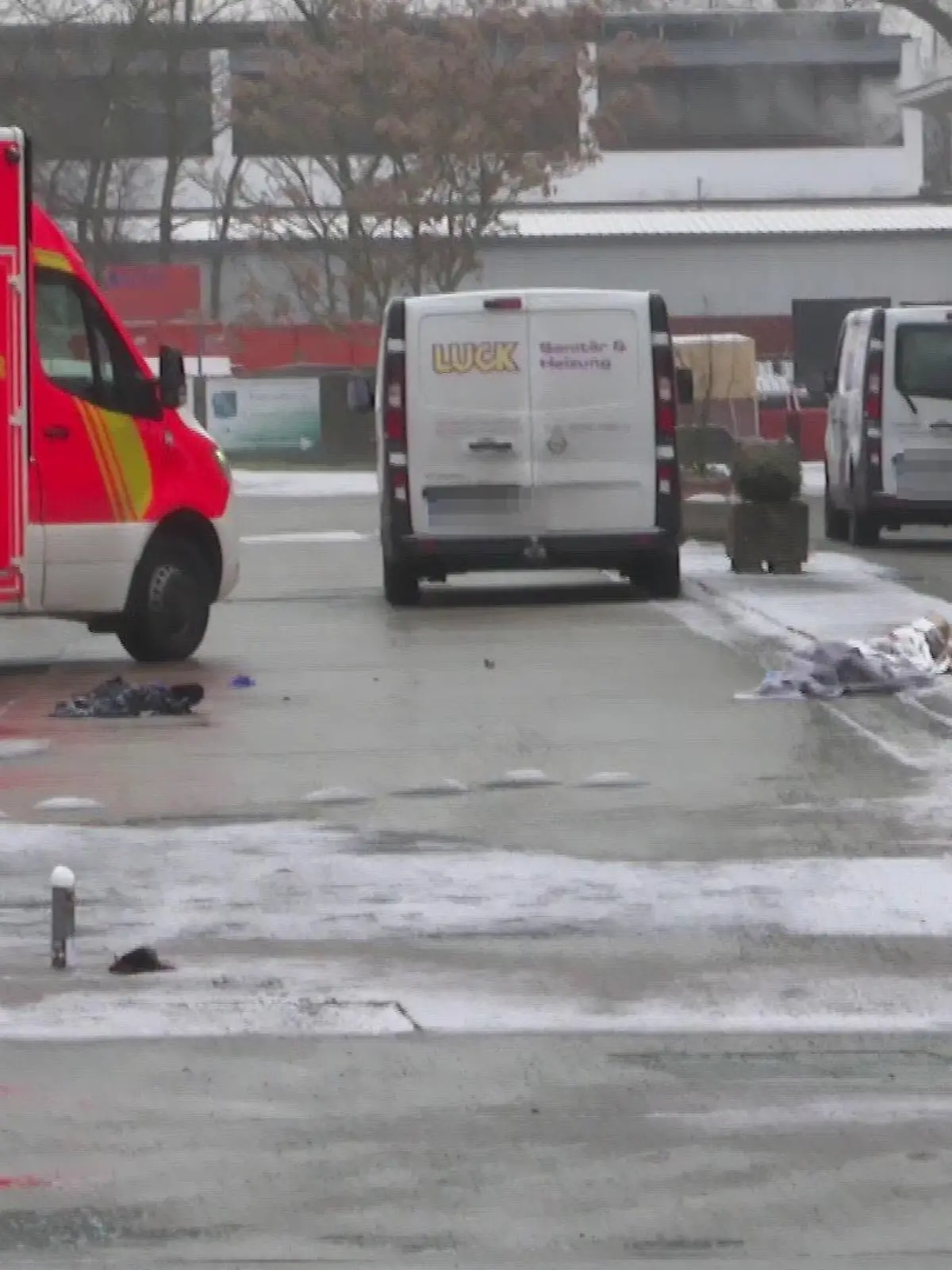 Der Fahrer des LKW übersah das Opfer offenbar beim Abbiegen.