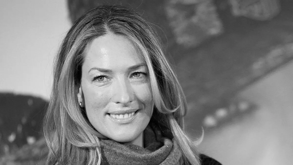 FILE PHOTO: German model Tatjana Patitz smiles as she presents the new catalogue of the OTTO group in Hamburg December 14, 2006. REUTERS/Christian Charisius/File Photo